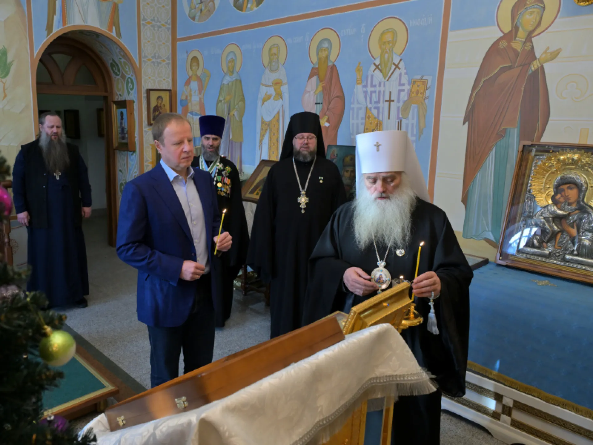 Губернатор Алтайского края Виктор Томенко и митрополит Барнаульский и Алтайский Сергий поздравили православных с Рождеством Христовым Губернатор Алтайского края Виктор Томенко и митрополит Барнаульский и Алтайский Сергий поздравили православных с Рождеством Христовым