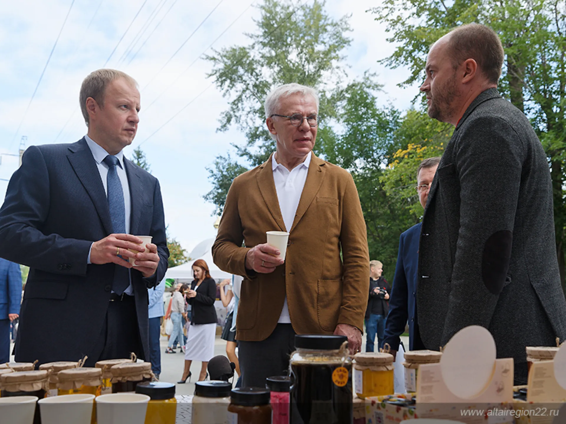 Губернатор Томенко вместе с Фетисовым угостились алтайскими продуктами Губернатор Томенко вместе с Фетисовым угостились алтайскими продуктами