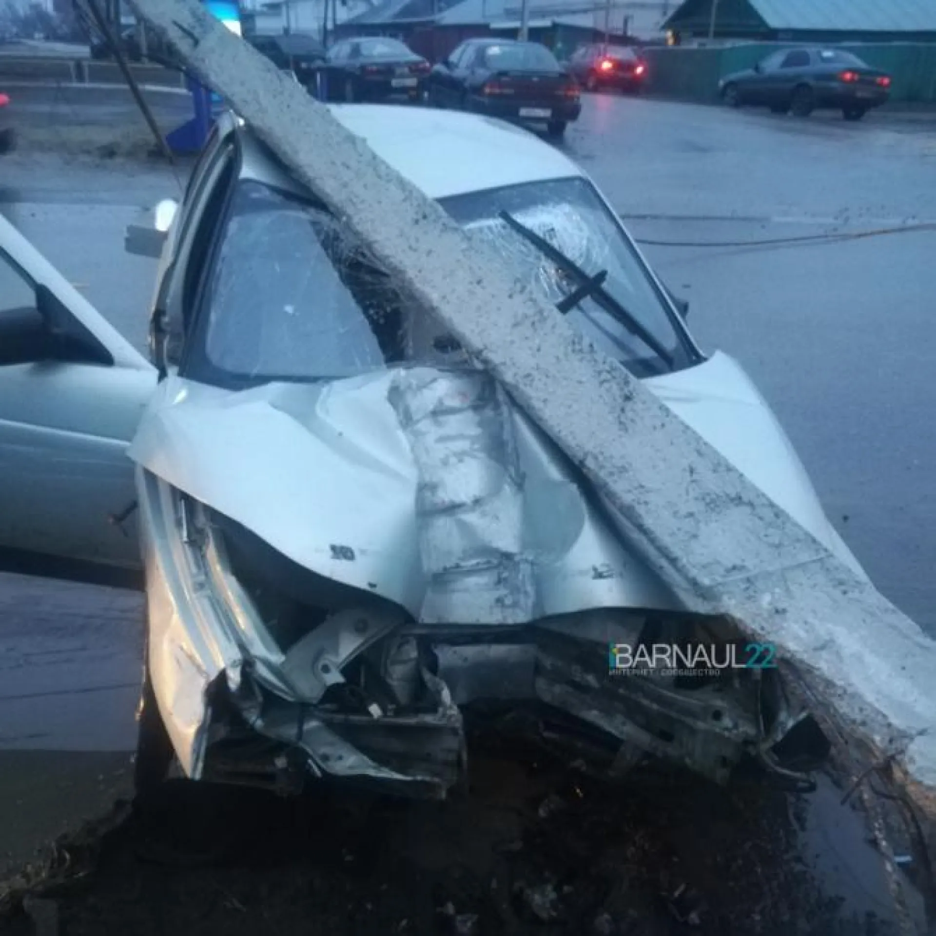 Водитель сбил электроопору в Барнауле
