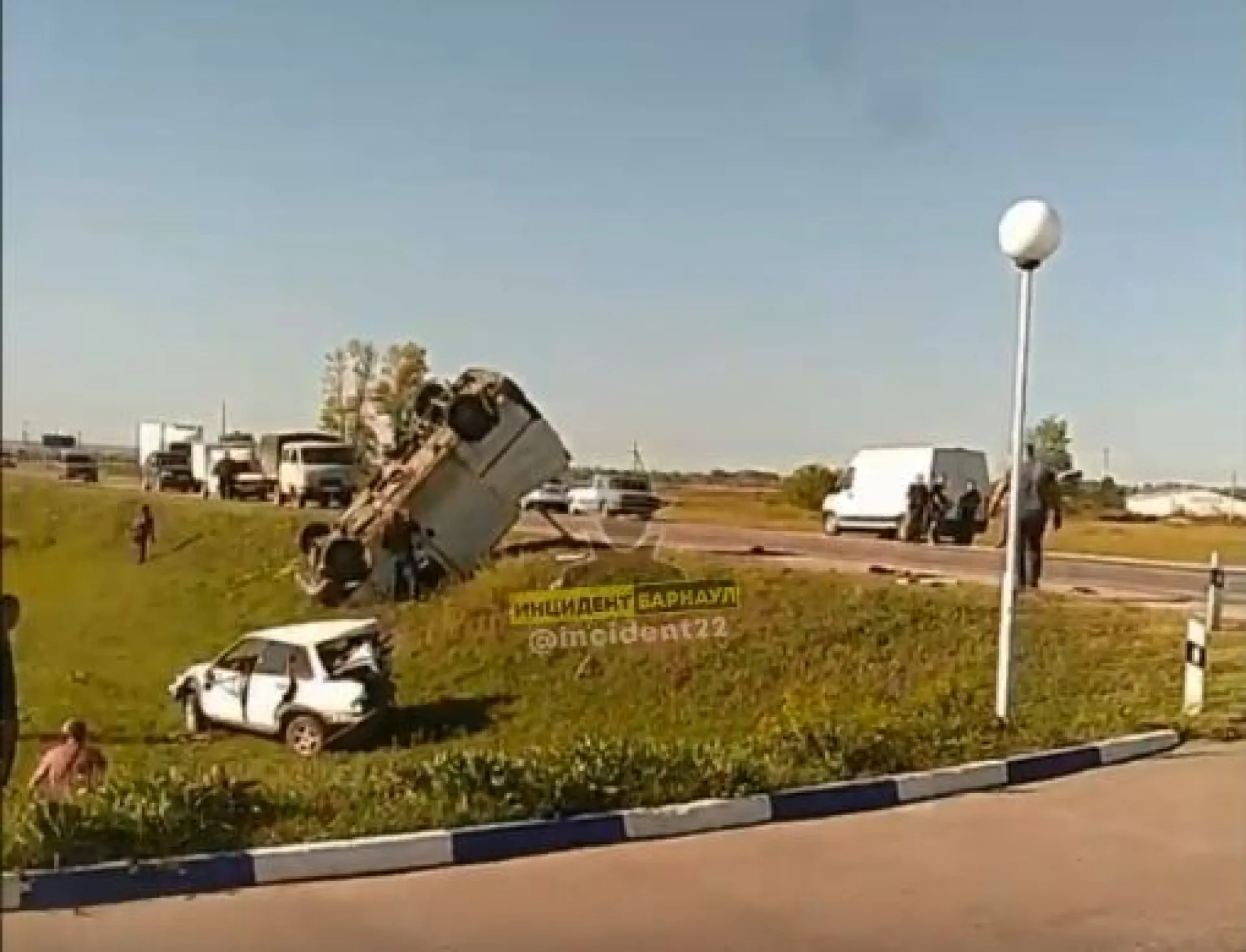 Опасное столкновение легковушки и грузовика произошло на трассе Алтайского края Опасное столкновение легковушки и грузовика произошло на трассе Алтайского края