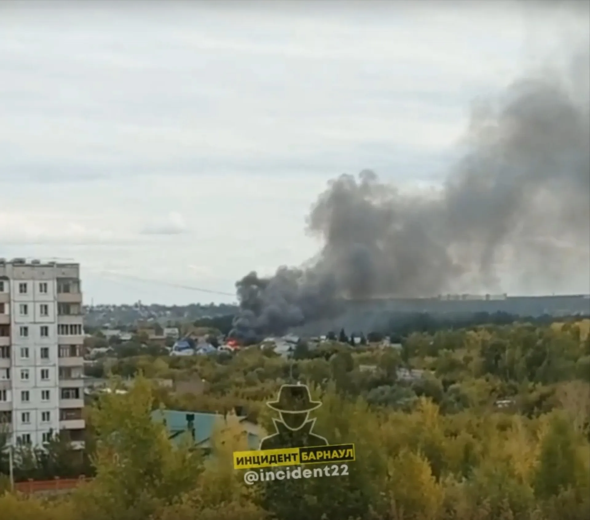 Крупный пожар потушили в Барнауле Крупный пожар потушили в Барнауле