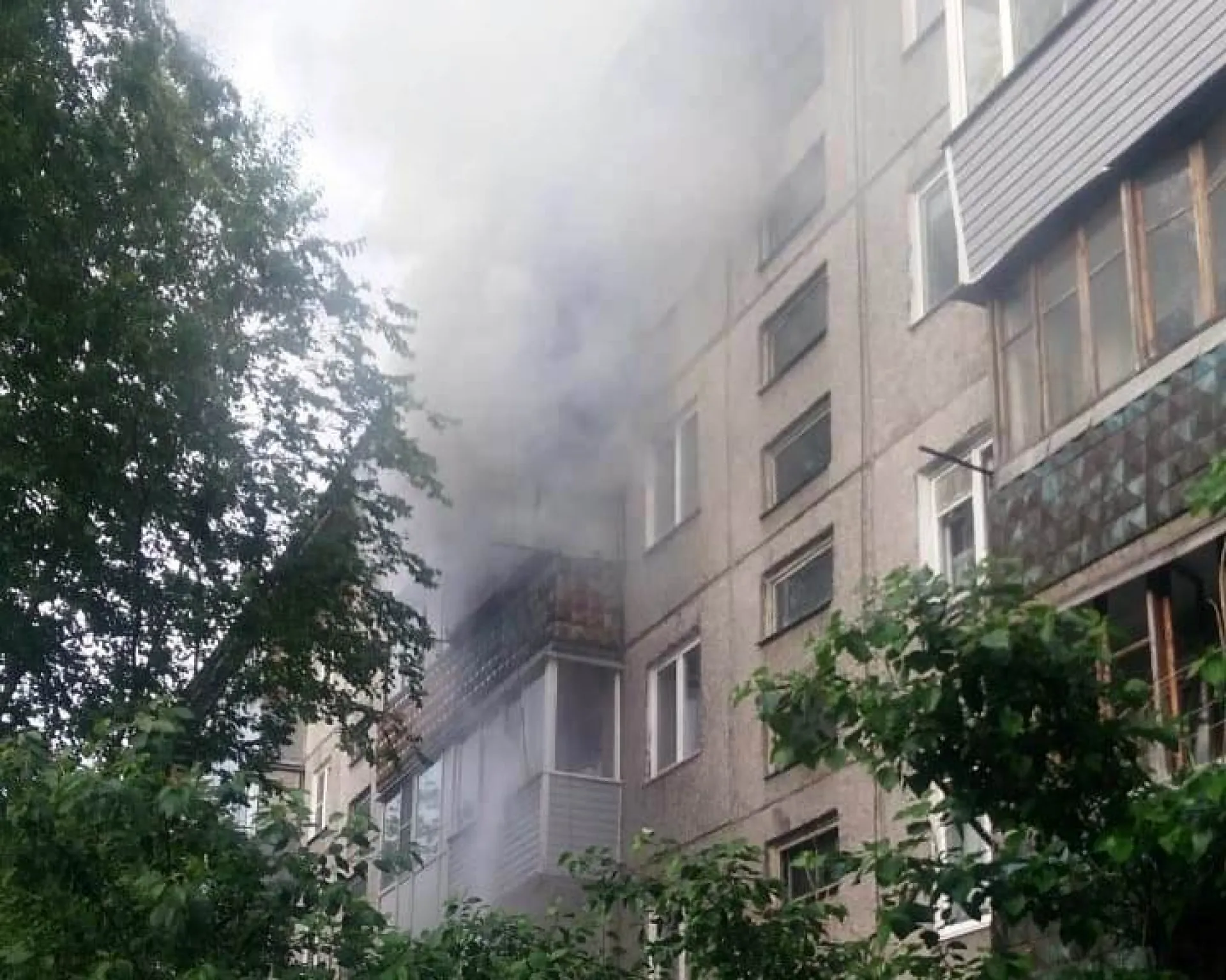Пожарные спасли 18 человек во время пожара в Барнауле