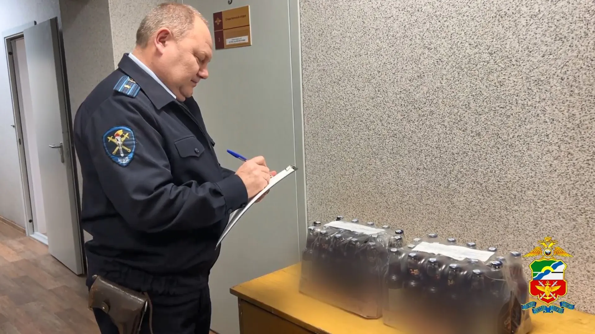 Сотрудники транспортной полиции раскрыли кражу 25 упаковок пива из поезда в Алтайском крае Сотрудники транспортной полиции раскрыли кражу 25 упаковок пива из поезда в Алтайском крае