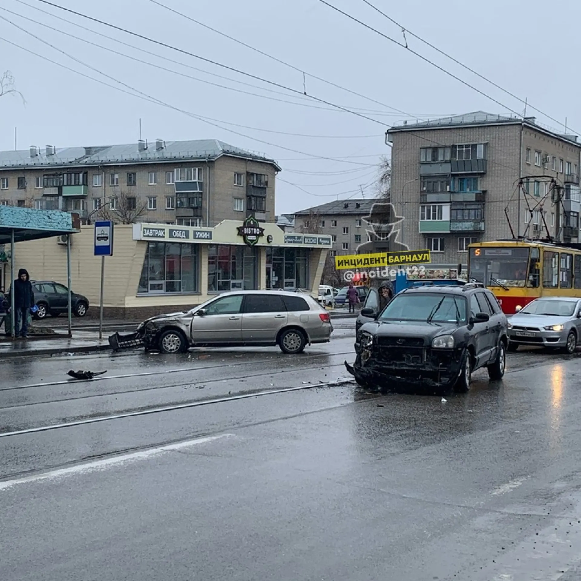 В Барнауле из-за аварии встало движение трамваев В Барнауле из-за аварии встало движение трамваев