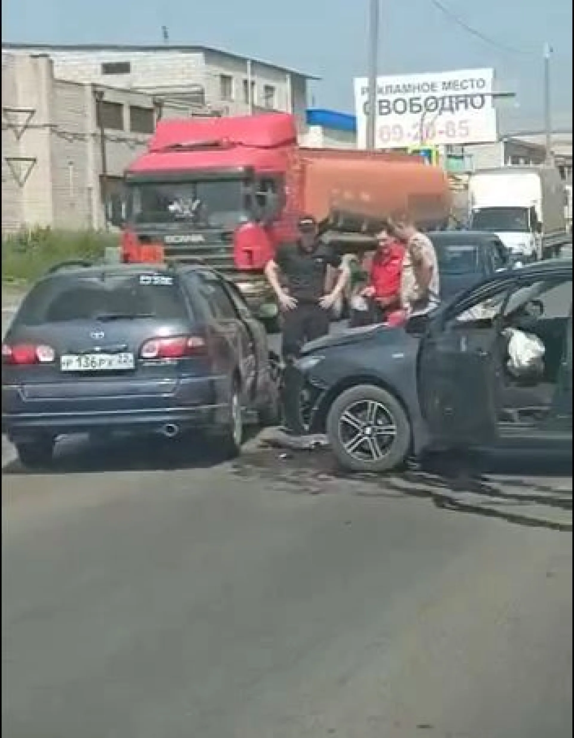 Два легковых автомобиля столкнулись в Барнауле Два легковых автомобиля столкнулись в Барнауле