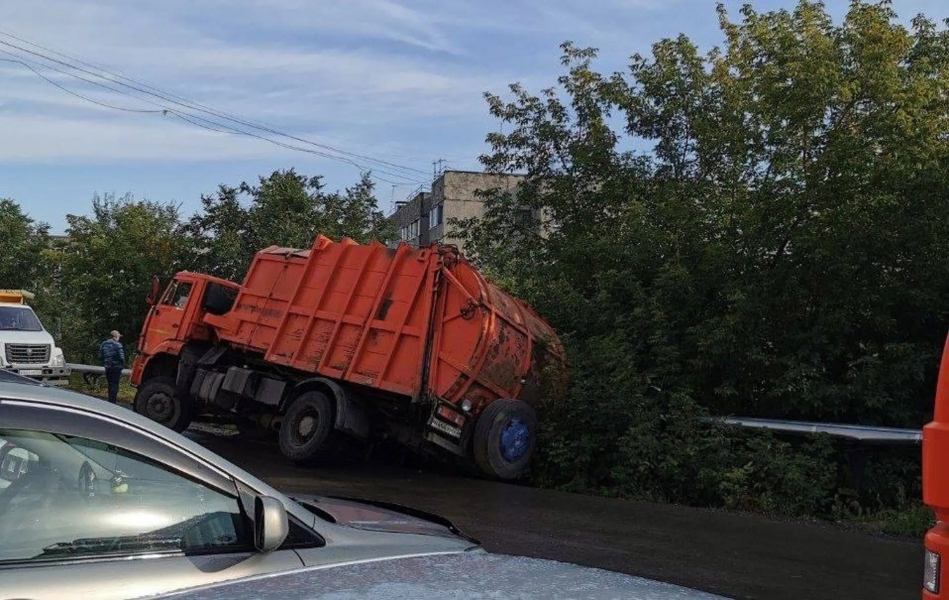 Мусоровоз съехал с дороги в Барнауле Мусоровоз съехал с дороги в Барнауле