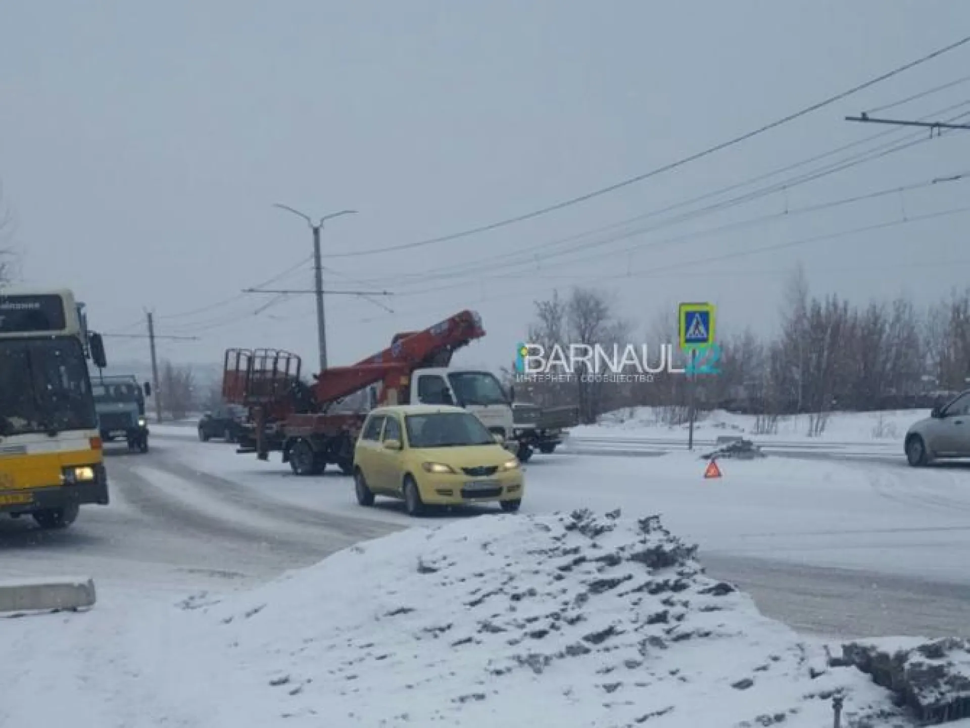 Автовышка столкнулась с двумя автомобилями в Барнауле Автовышка столкнулась с двумя автомобилями в Барнауле