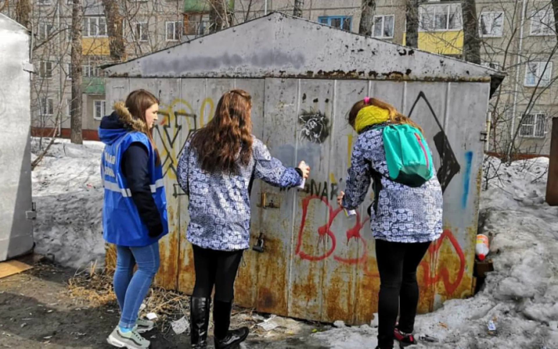 Дружинники закрасили незаконные надписи на гаражах и заборах в Барнауле