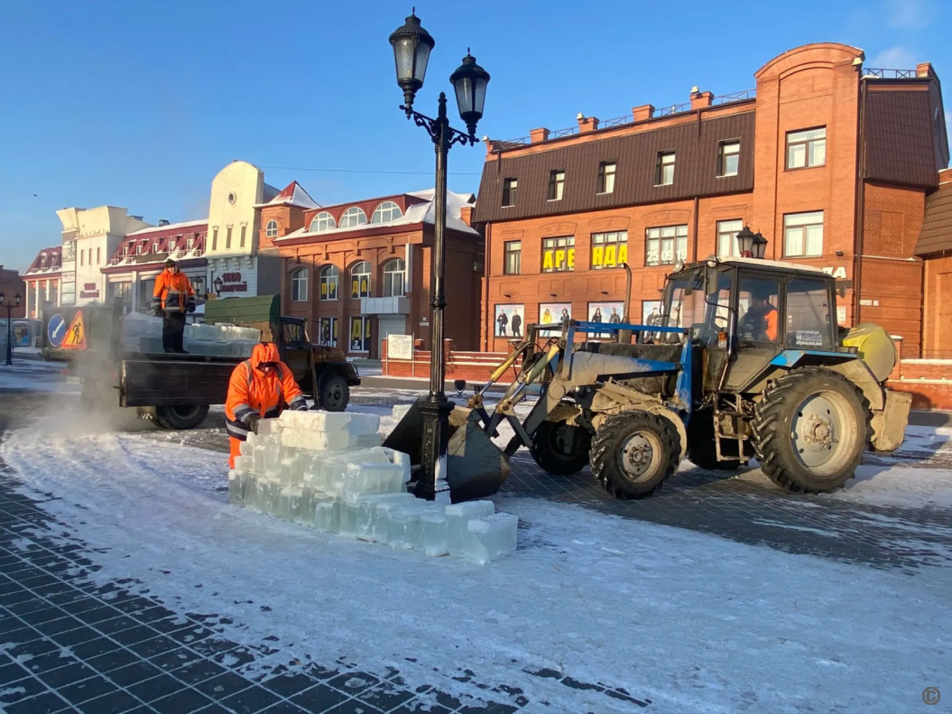 Лёд для обустройства новогодней площадки привезли в Барнауле Лёд для обустройства новогодней площадки привезли в Барнауле