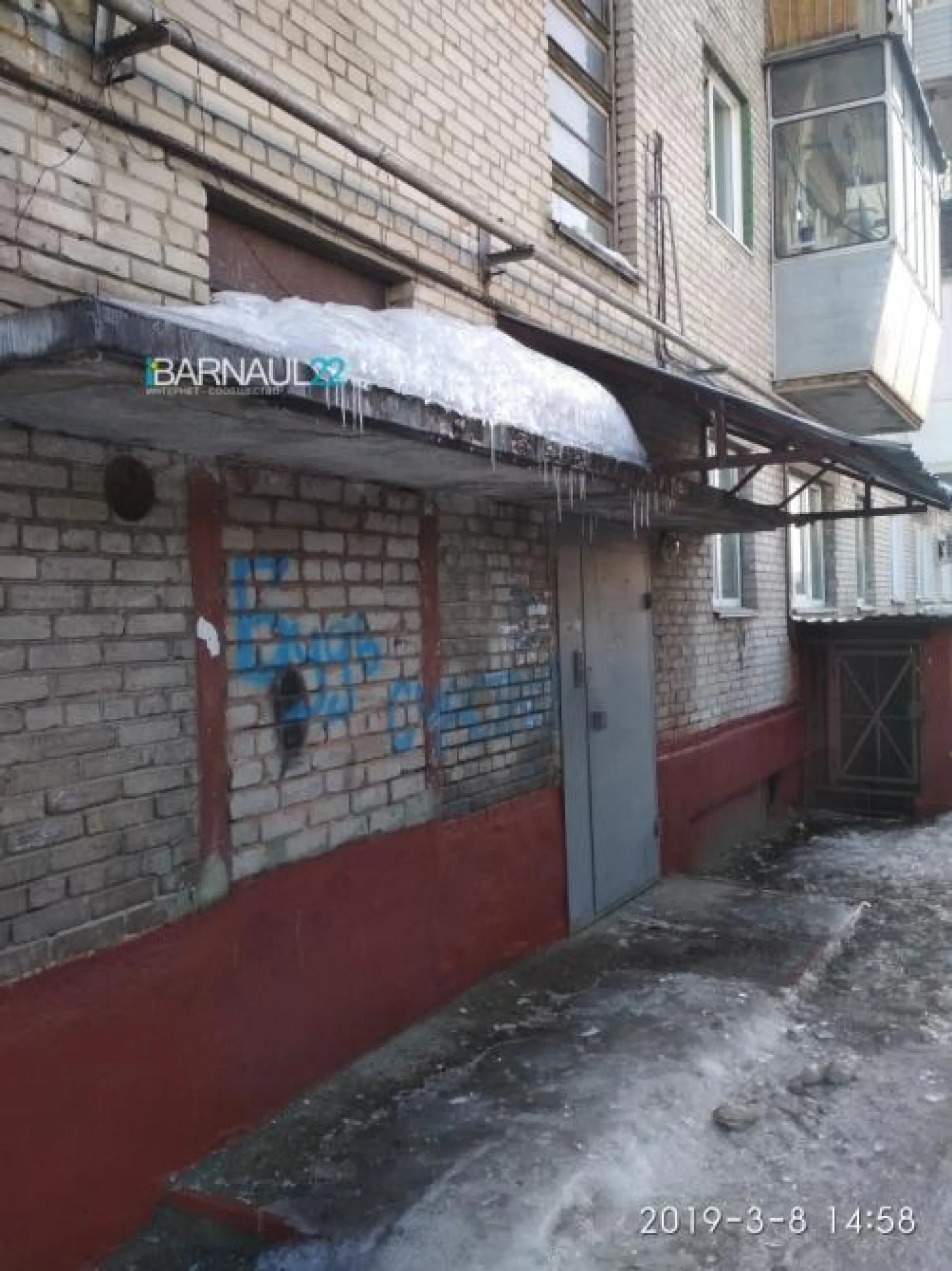 Соцсети: жители Барнаула вынуждены сами убирать наледь у подъезда