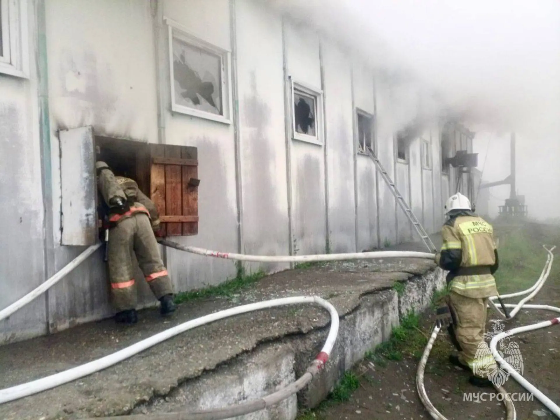Спасатели ликвидировали большой пожар на почтовом складе в Бийске Спасатели ликвидировали большой пожар на почтовом складе в Бийске