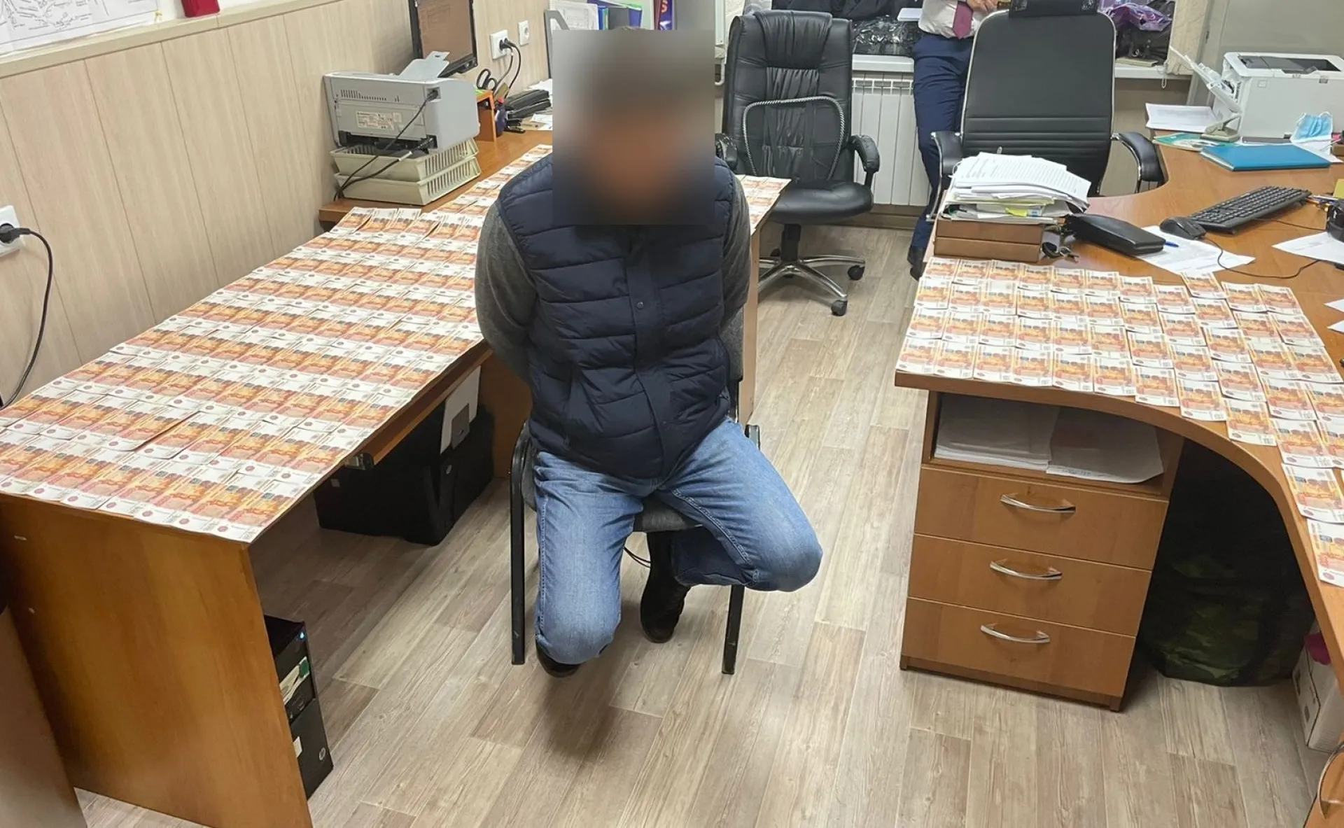 Крупный срок получил житель Алтайского края за попытку дать взятку сотруднику ФСБ Крупный срок получил житель Алтайского края за попытку дать взятку сотруднику ФСБ