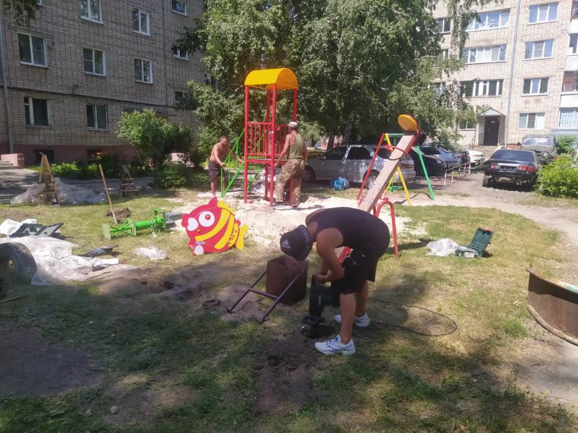Новую детскую площадку построили в Ленинском районе Барнаула Новую детскую площадку построили в Ленинском районе Барнаула