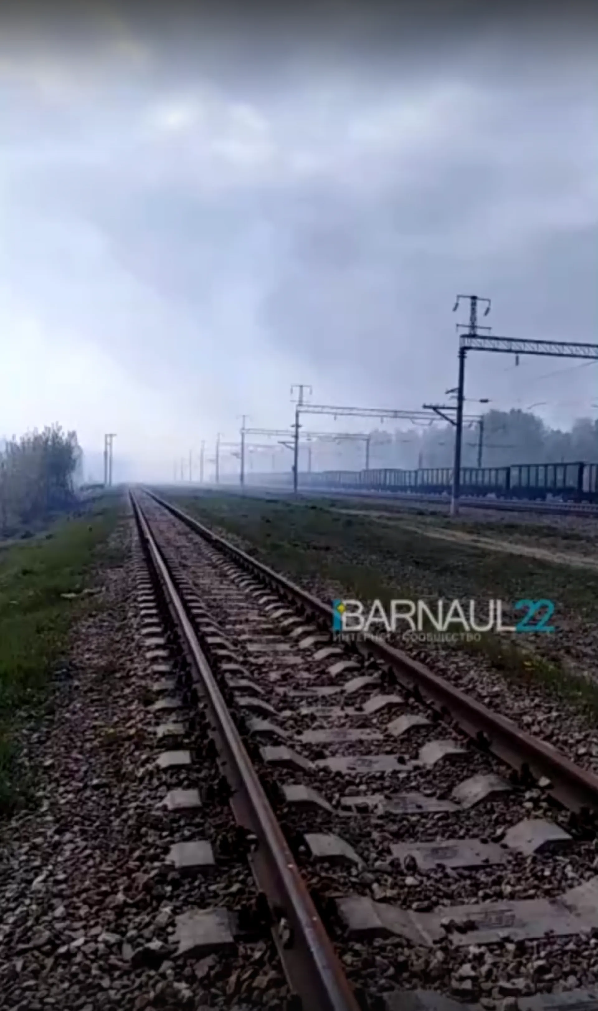 Посёлок в Алтайском крае окутало дымом из-за пожара