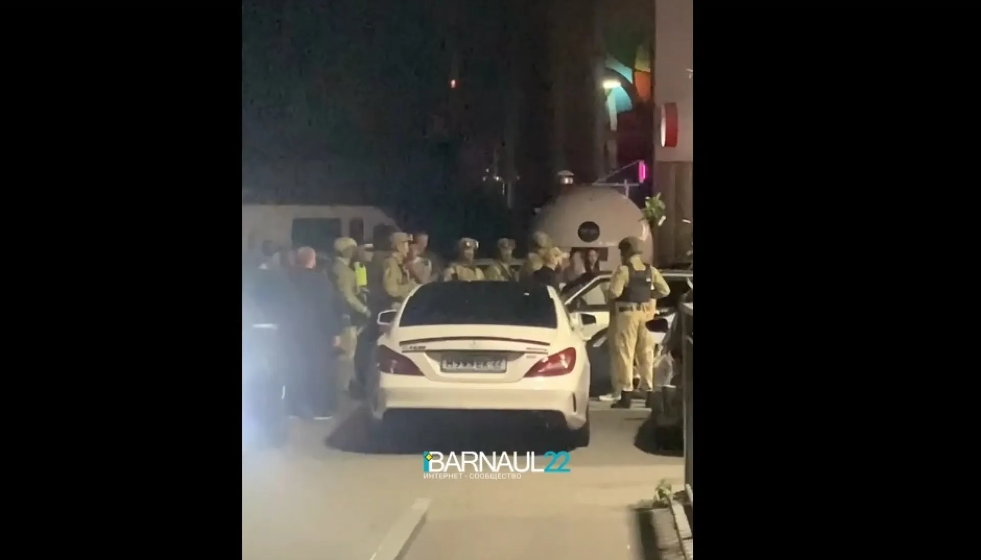 Правоохранительные службы провели ночной рейд в Барнауле Правоохранительные службы провели ночной рейд в Барнауле