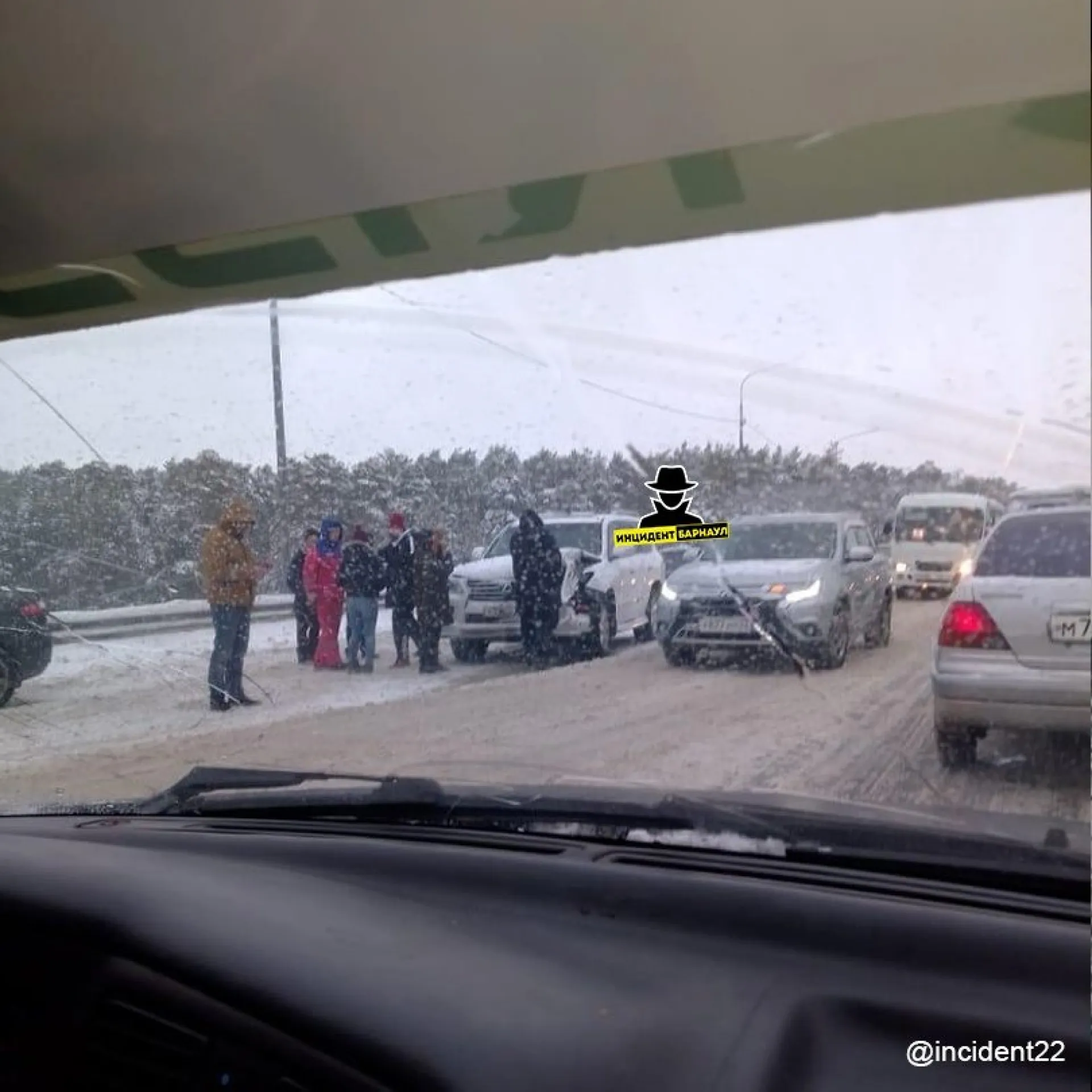 Огромная пробка образовалась в Барнауле из-за ДТП Огромная пробка образовалась в Барнауле из-за ДТП