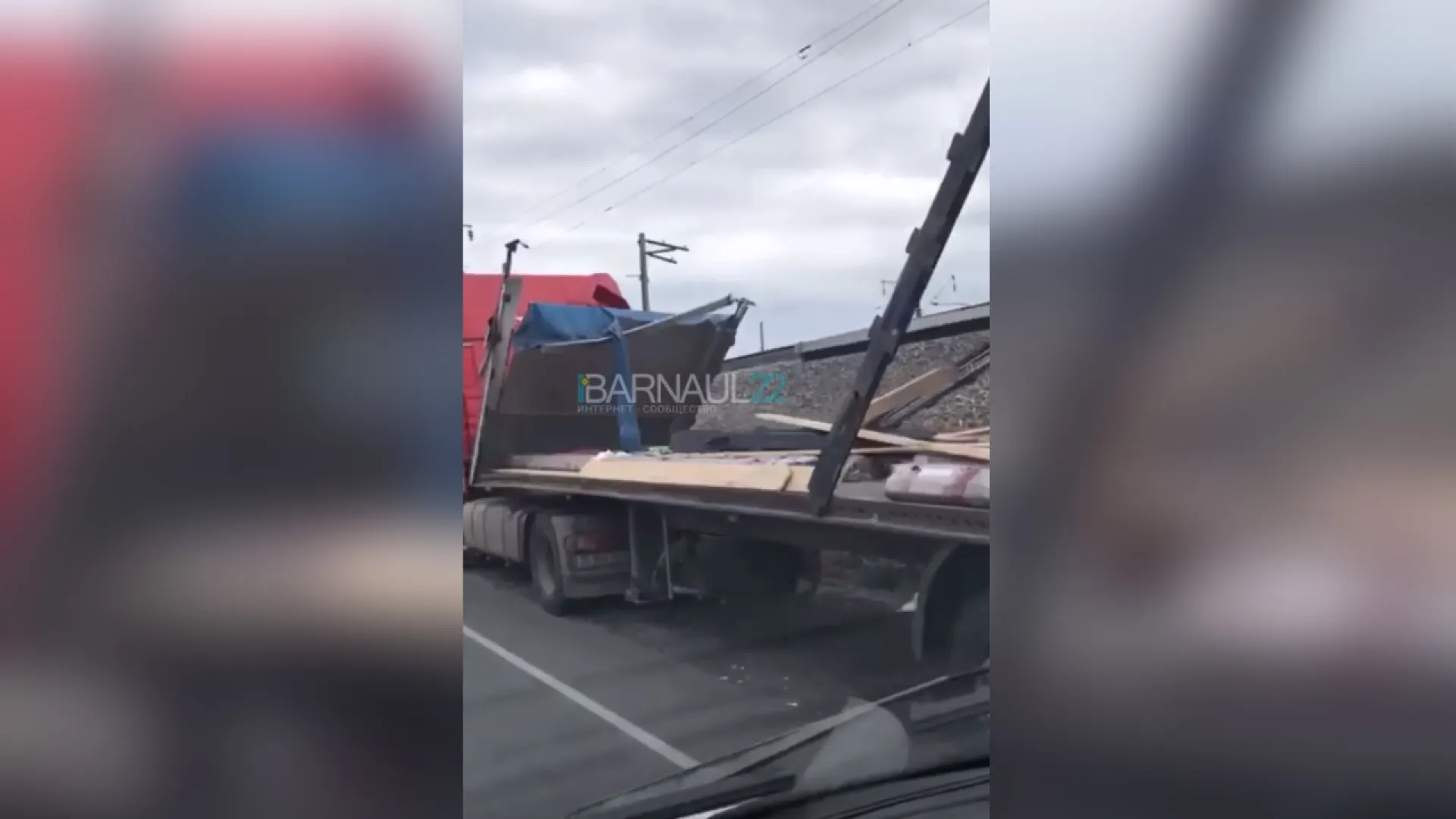 Грузовик врезался в ограничитель высоты на Старом мосту в Барнауле Грузовик врезался в ограничитель высоты на Старом мосту в Барнауле
