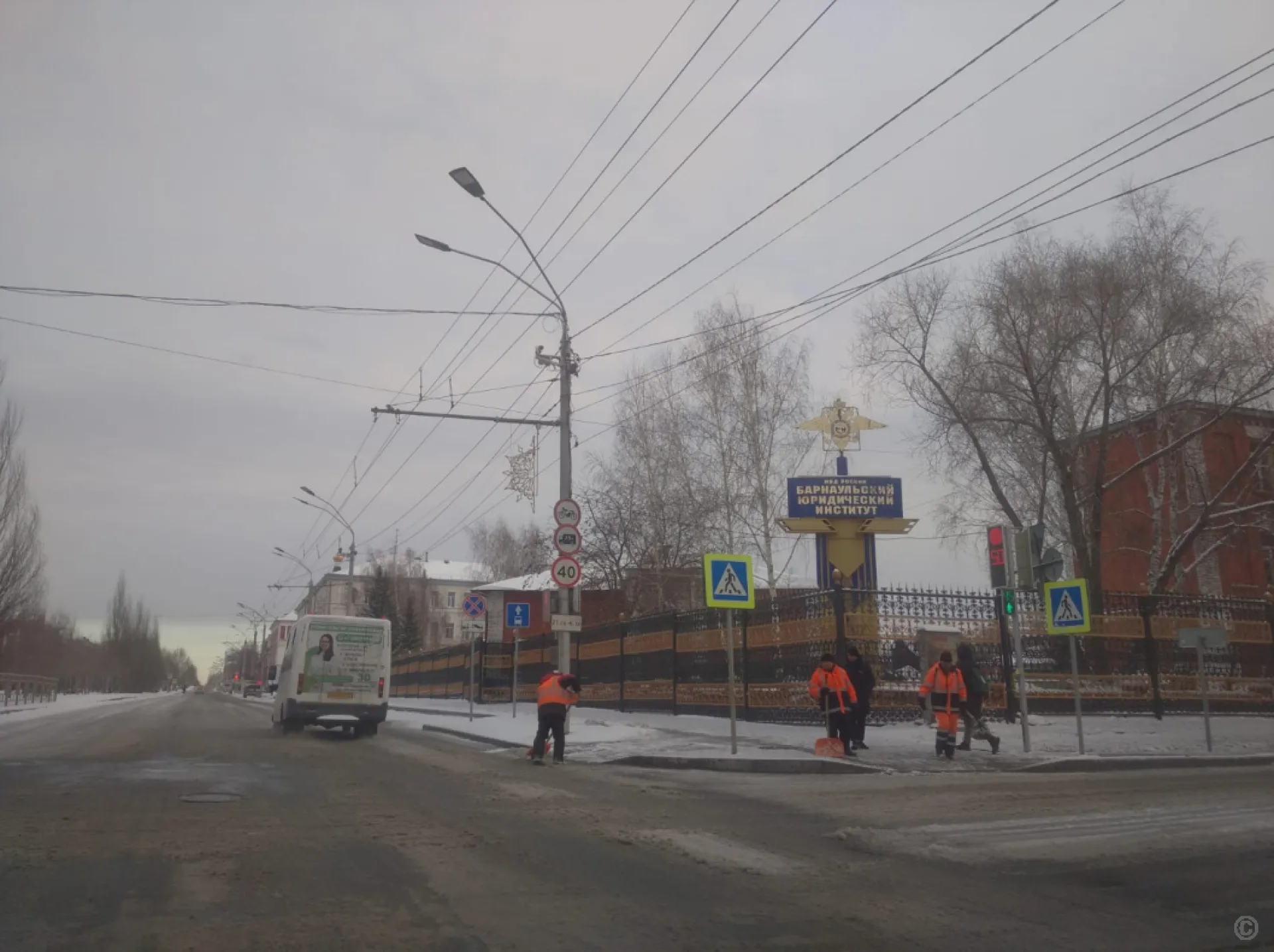 В Барнауле дорожные рабочие приступили к очистке улиц после снегопада В Барнауле дорожные рабочие приступили к очистке улиц после снегопада