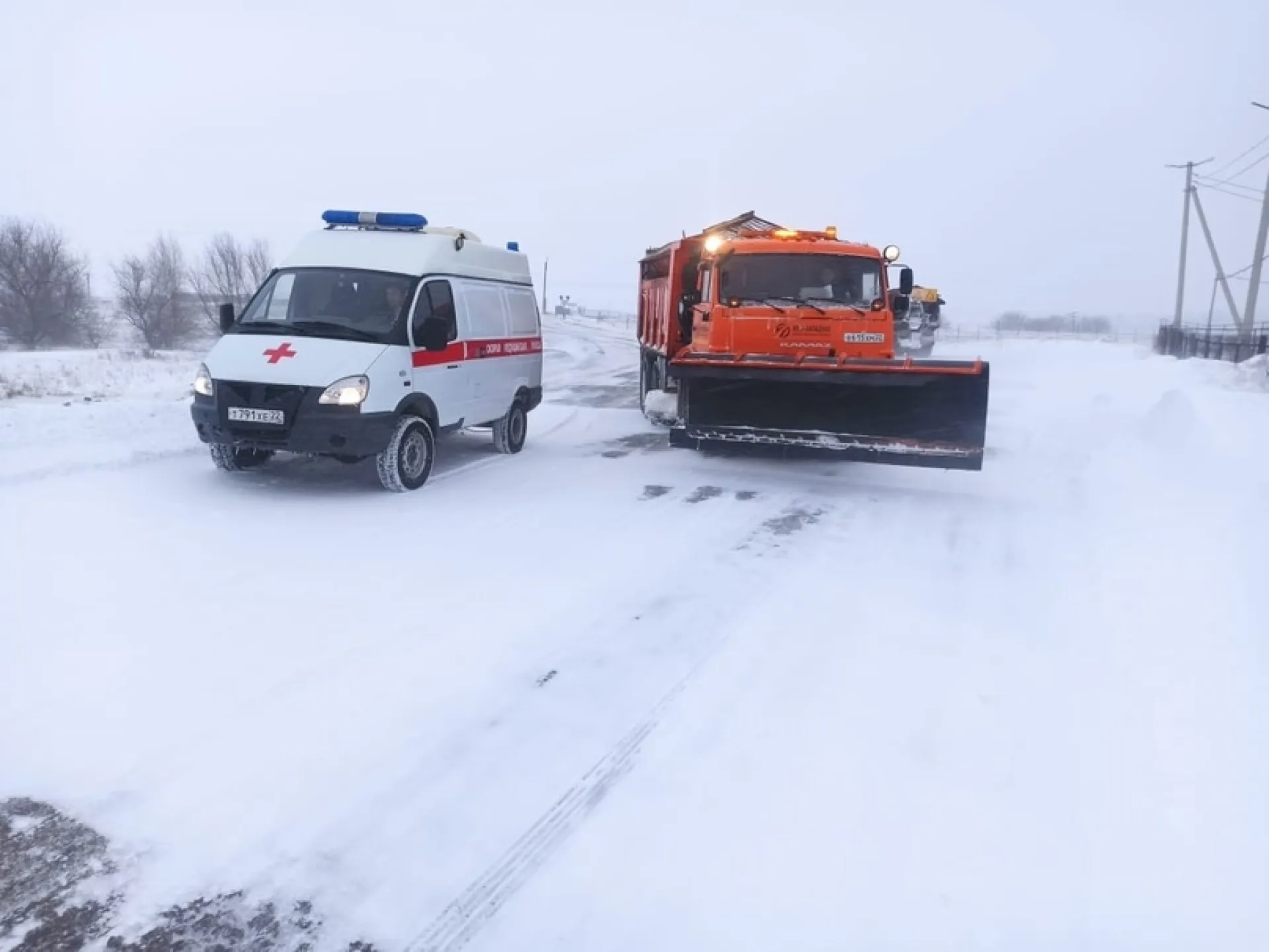 Дорожники спасли детей и роженицу во время метели в Алтайском крае Дорожники спасли детей и роженицу во время метели в Алтайском крае