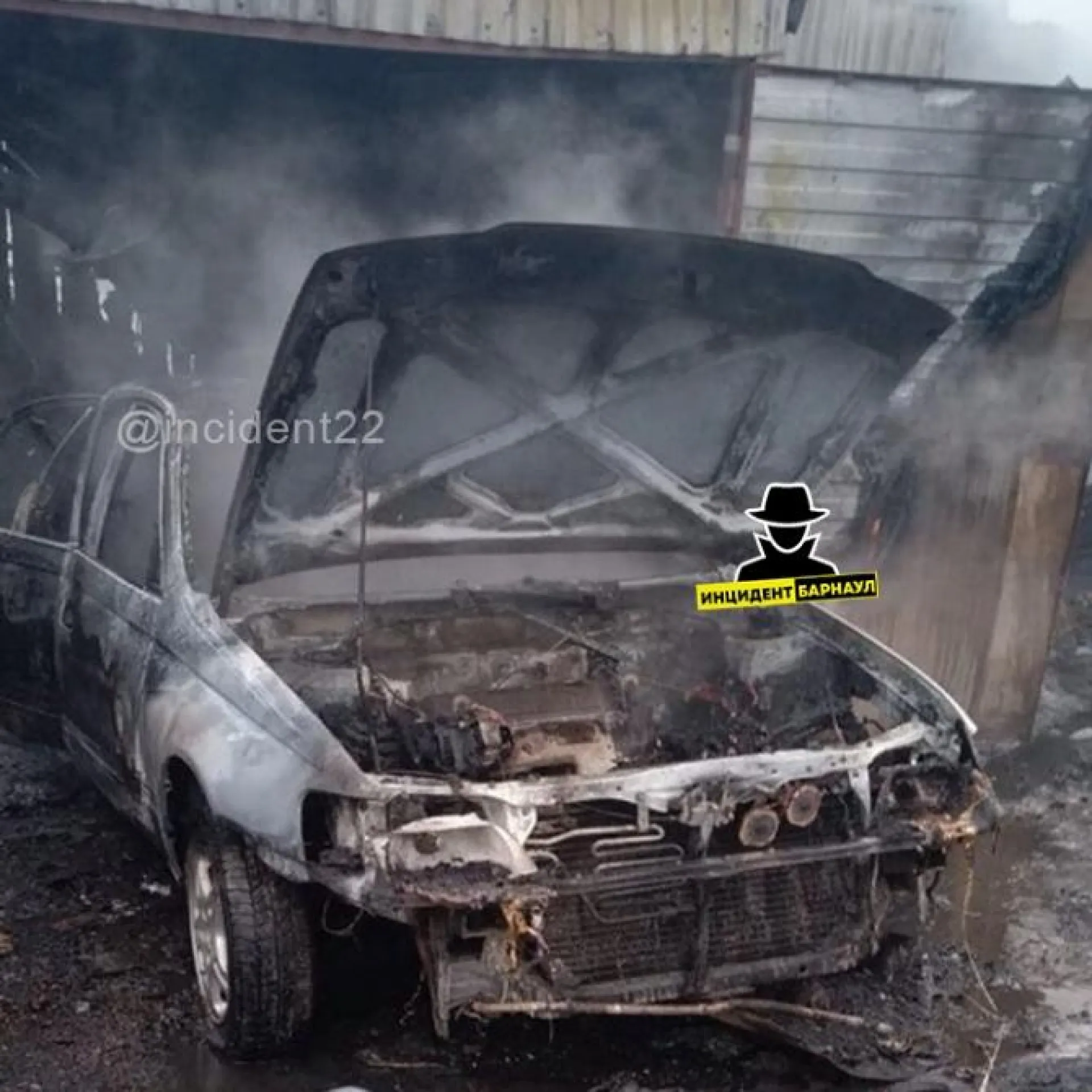 Два автомобиля сгорели в Барнауле 