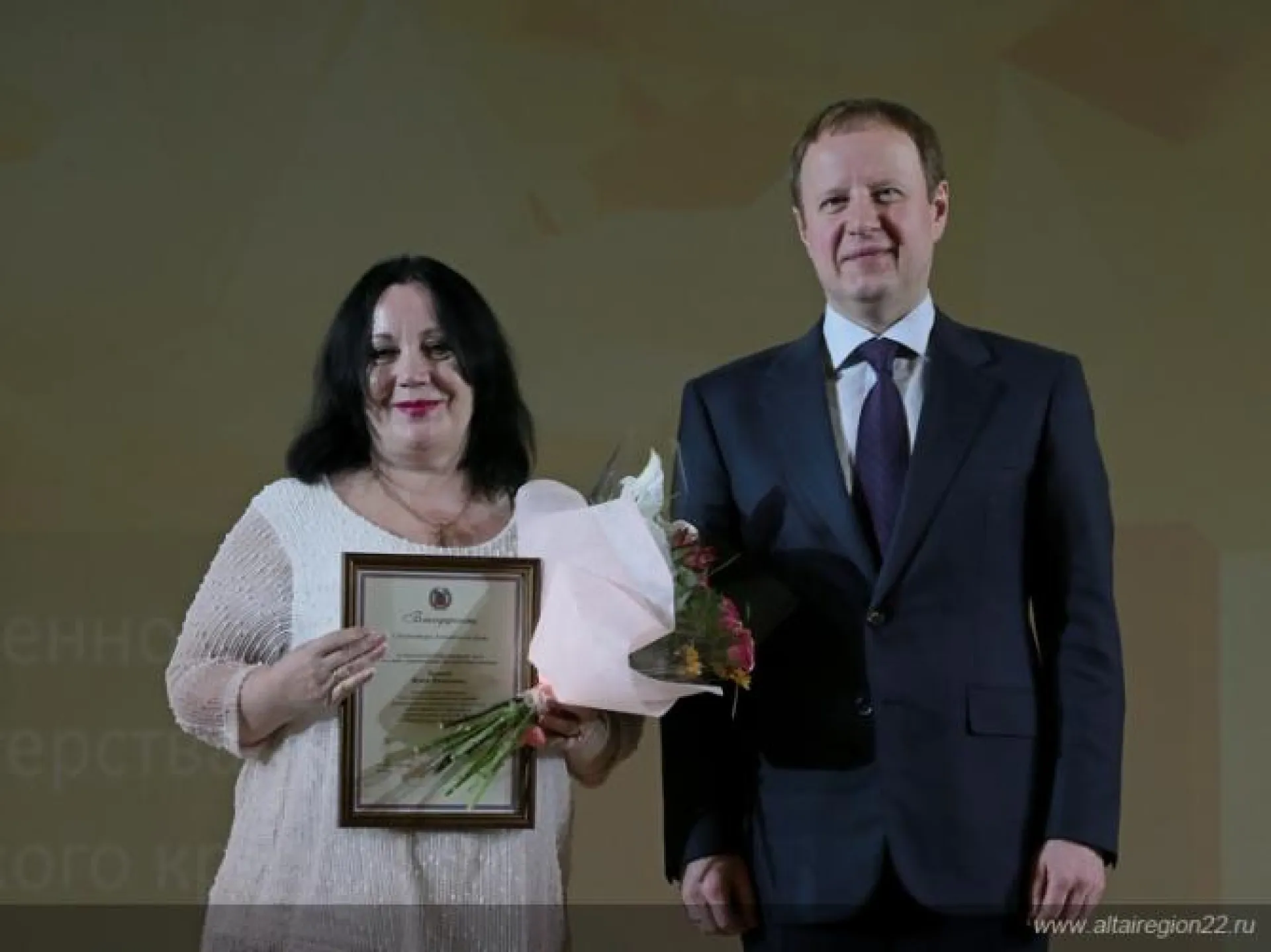 Виктор Томенко вручил награды работникам культуры Алтайского края