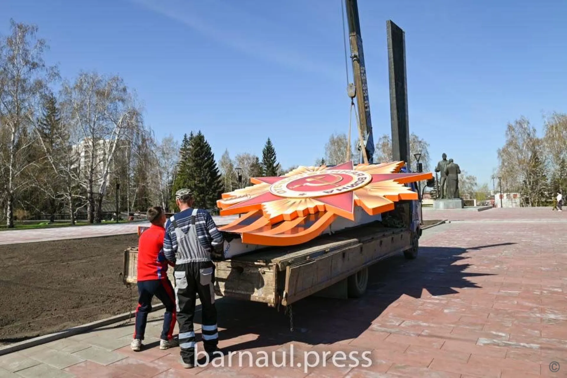 В Барнауле идет благоустройство Мемориала Славы к 80-летию Победы