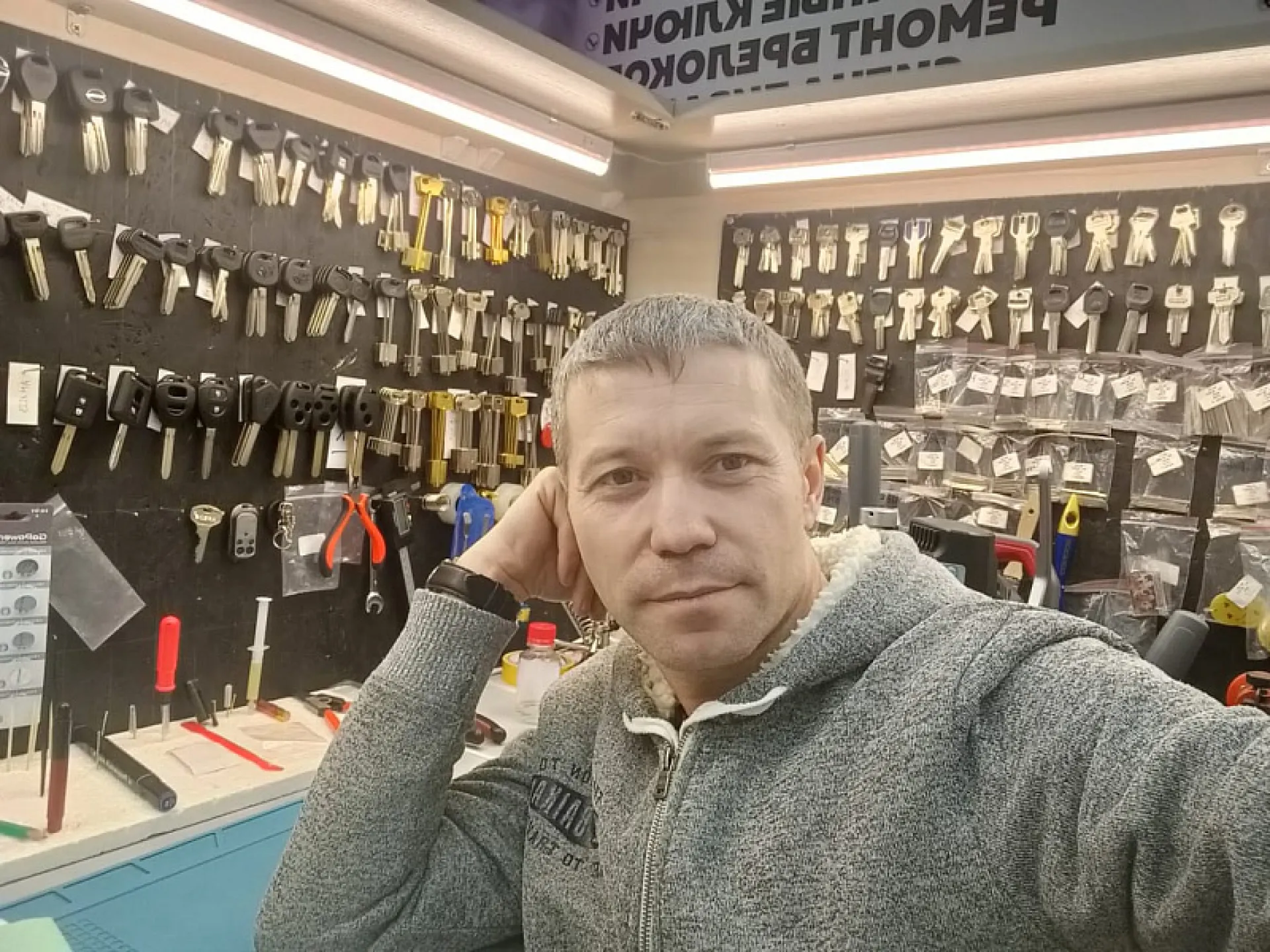 Отец семерых детей Новоалтайска получил деньги от государства и открыл мастерскую по изготовлению ключей Отец семерых детей Новоалтайска получил деньги от государства и открыл мастерскую по изготовлению ключей