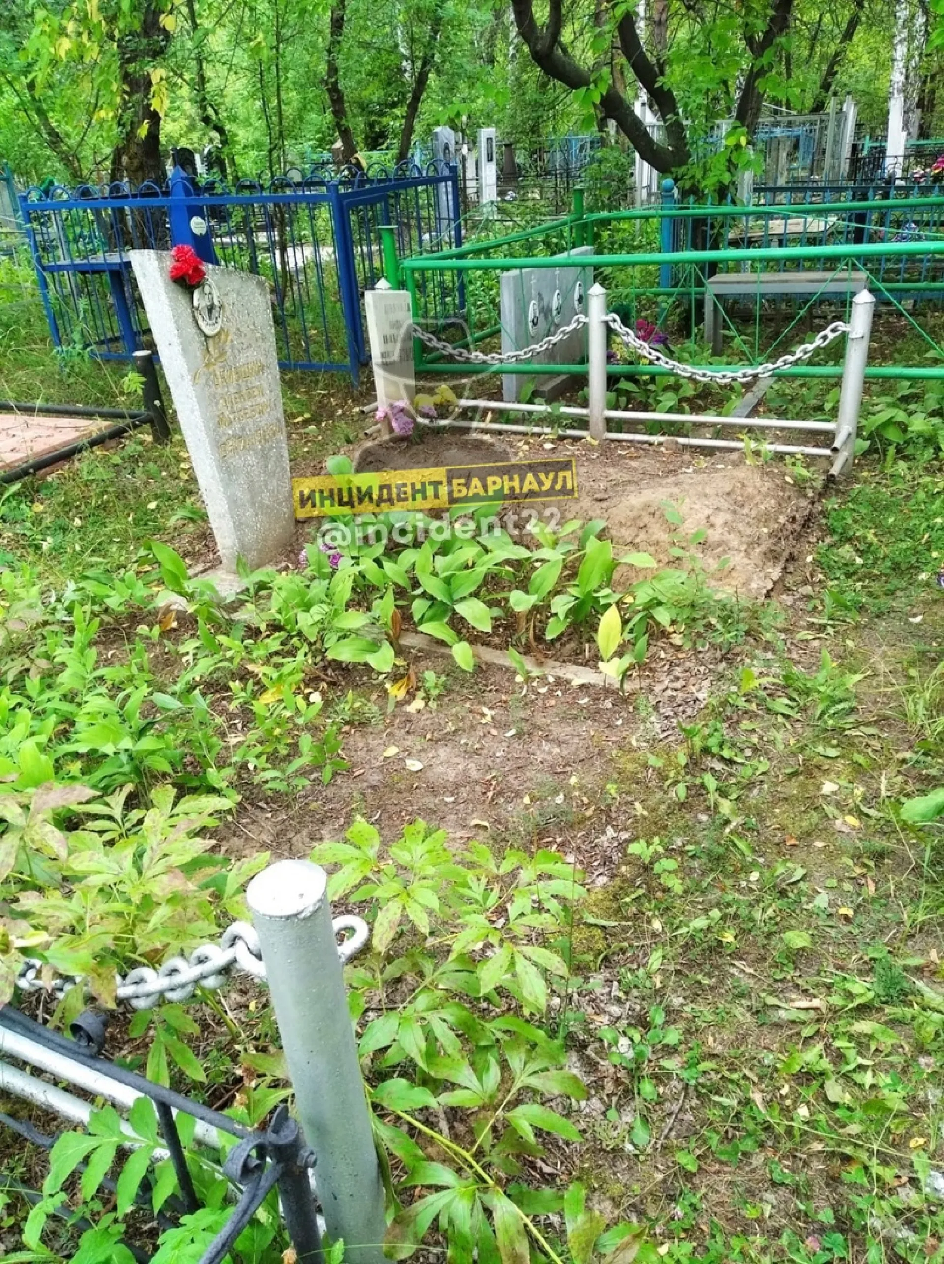 На барнаульском кладбище орудуют вандалы На барнаульском кладбище орудуют вандалы