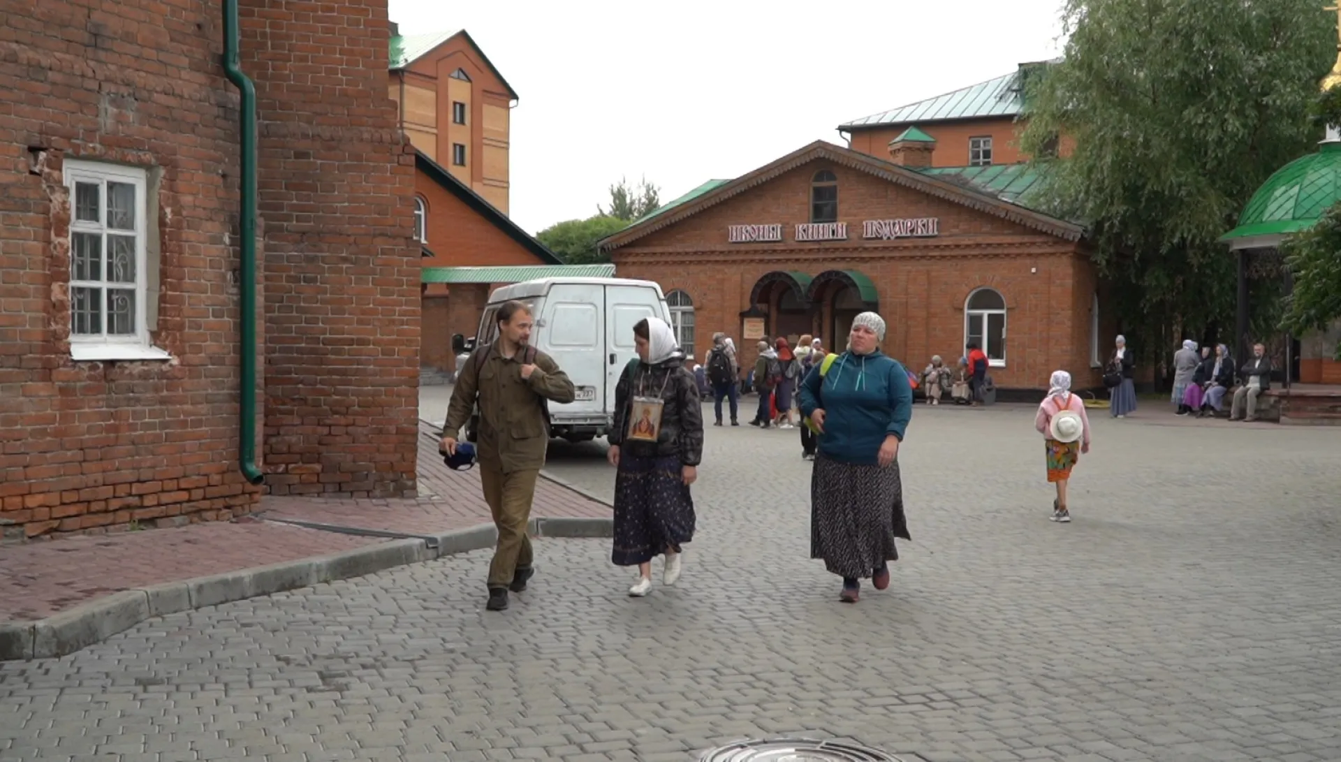 Паломники со всей России отправились в крестный ход из Барнаула в село Коробейниково Паломники со всей России отправились в крестный ход из Барнаула в село Коробейниково