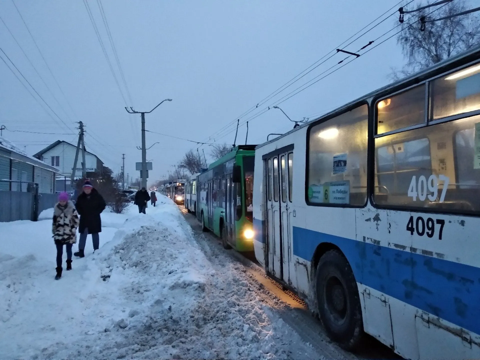 Барнаульцы добирались на работу пешком из-за большой пробки