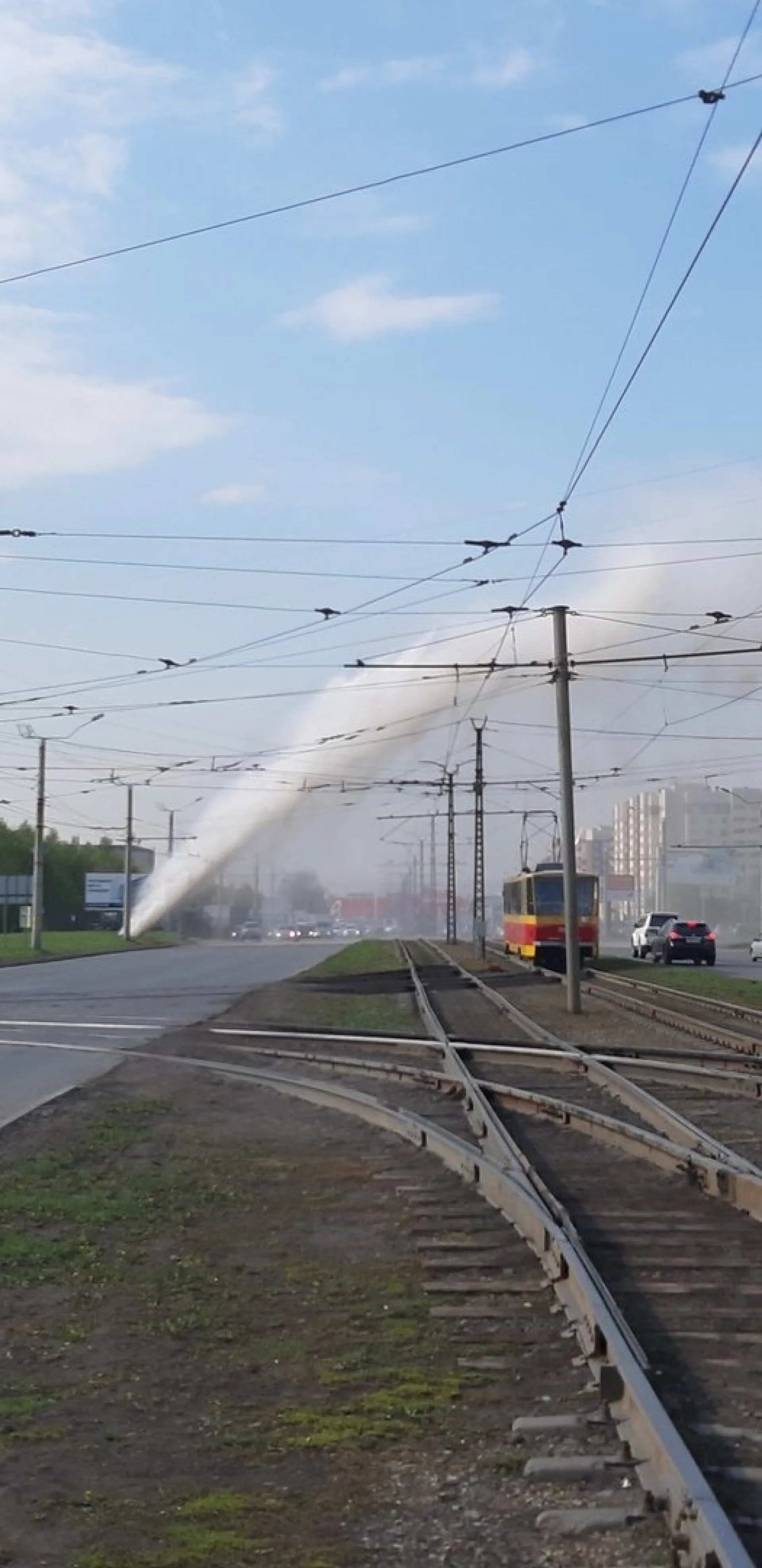Очевидцы: мощная струя воды бьёт из-под земли в Барнауле Очевидцы: мощная струя воды бьёт из-под земли в Барнауле