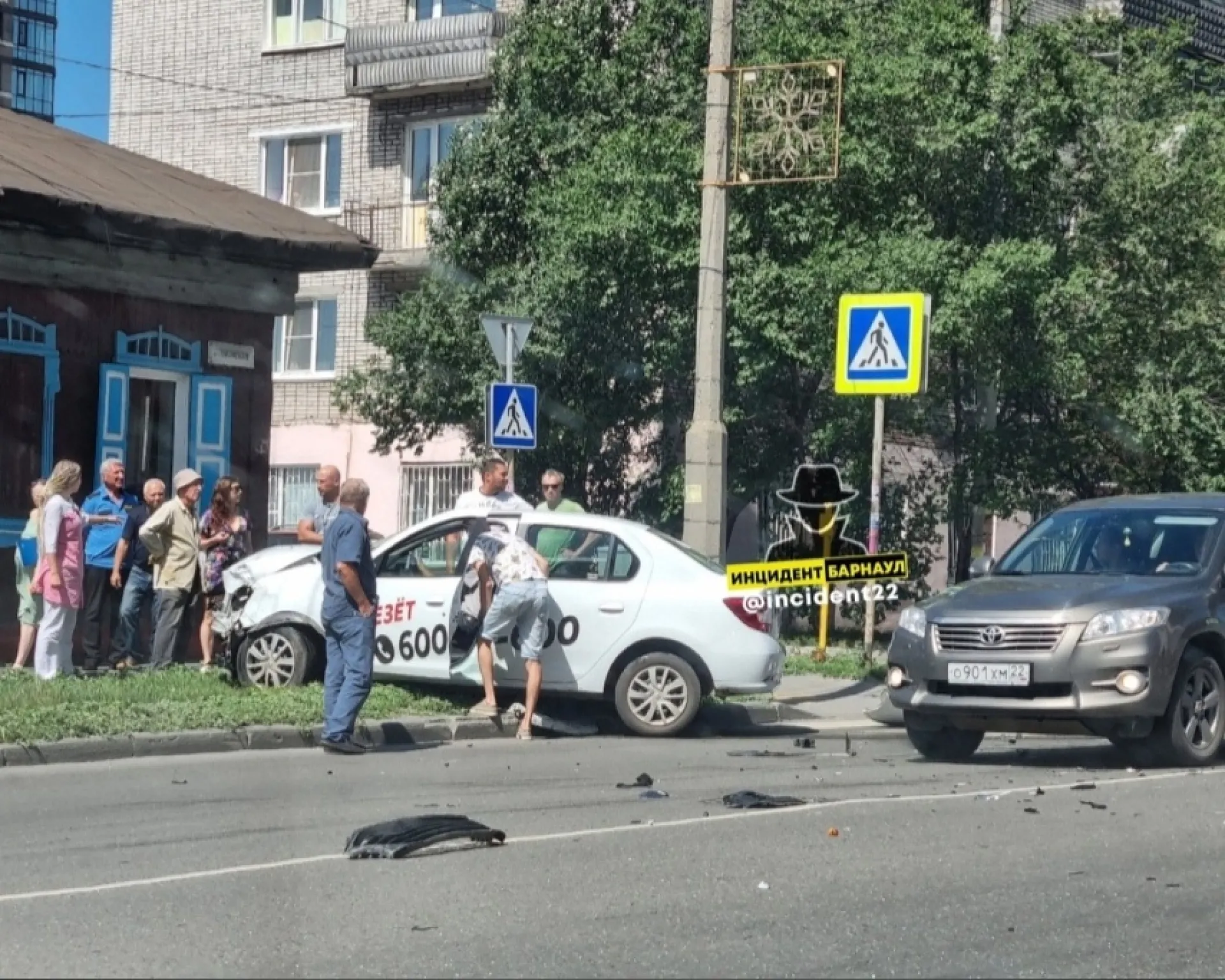 ДТП с участием такси произошло в Барнауле ДТП с участием такси произошло в Барнауле