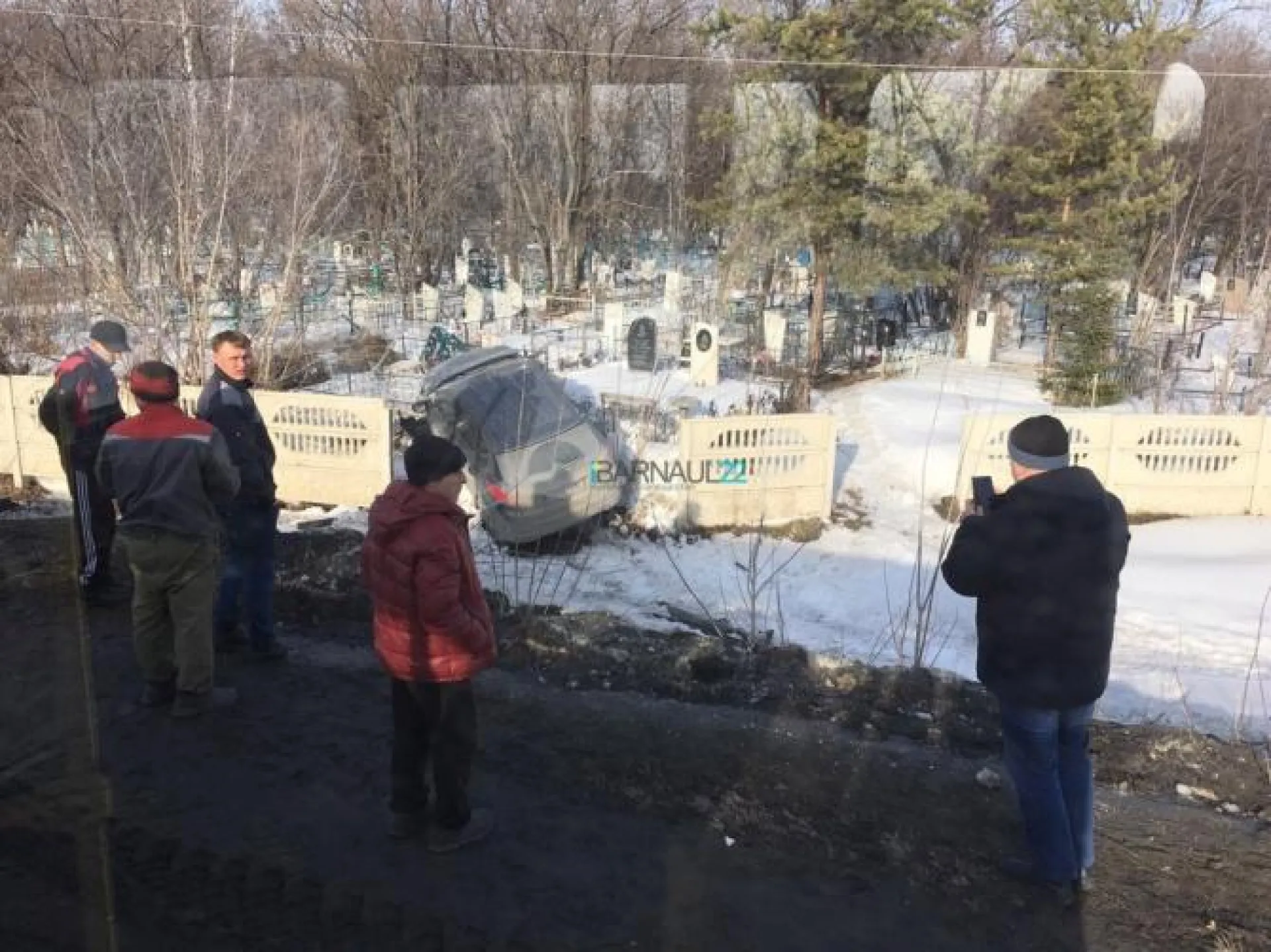 Водитель иномарки врезался в забор кладбища в Барнауле Водитель иномарки врезался в забор кладбища в Барнауле