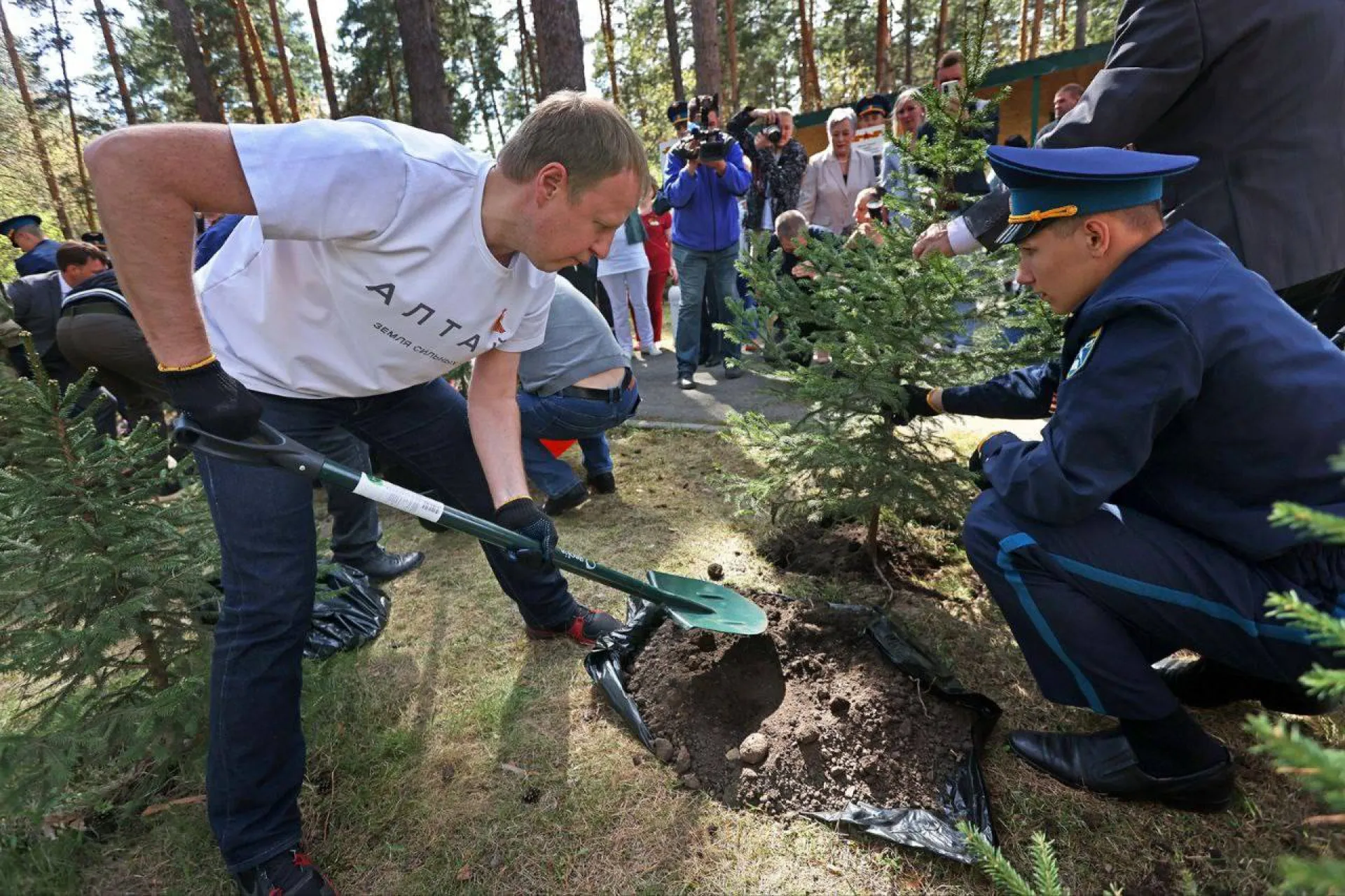 «Аллею сильных» заложили в Алтайском краевом госпитале ветеранов войн «Аллею сильных» заложили в Алтайском краевом госпитале ветеранов войн
