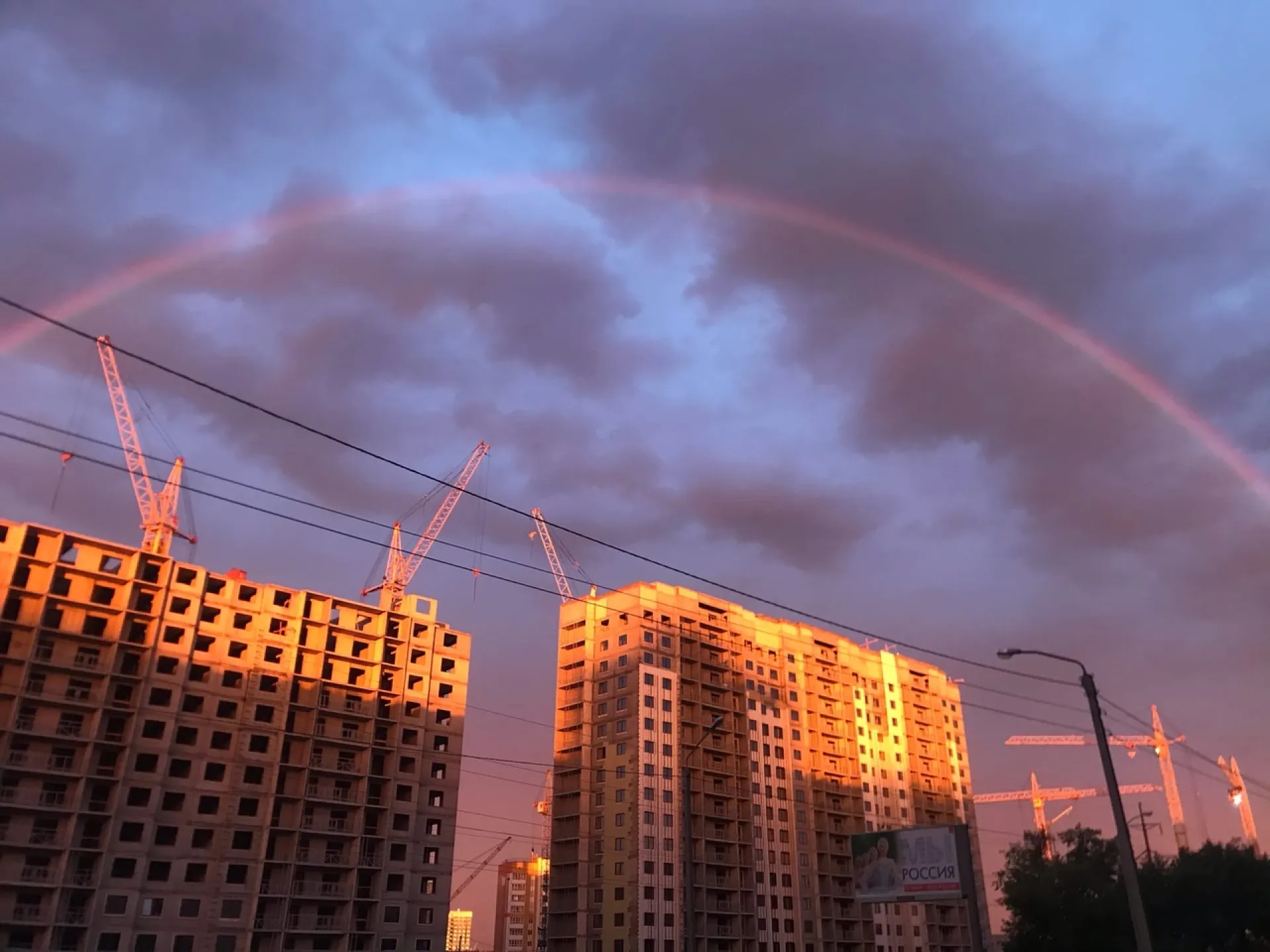 Жители Барнаула застали «огненный» рассвет с радугой Жители Барнаула застали «огненный» рассвет с радугой