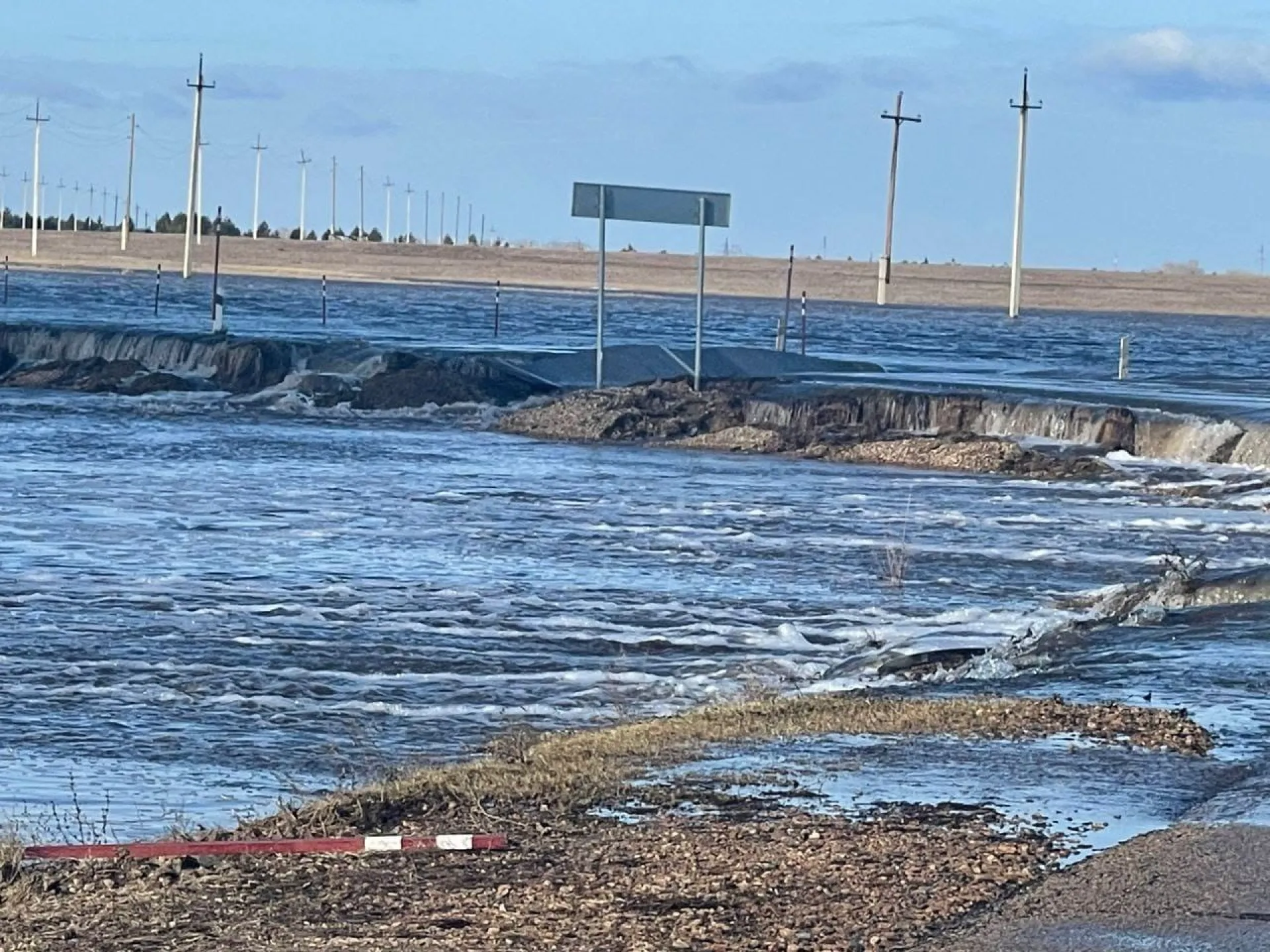 Полицейские помогают жителям Алтайского края, которые оказались в зонах подтопления Полицейские помогают жителям Алтайского края, которые оказались в зонах подтопления