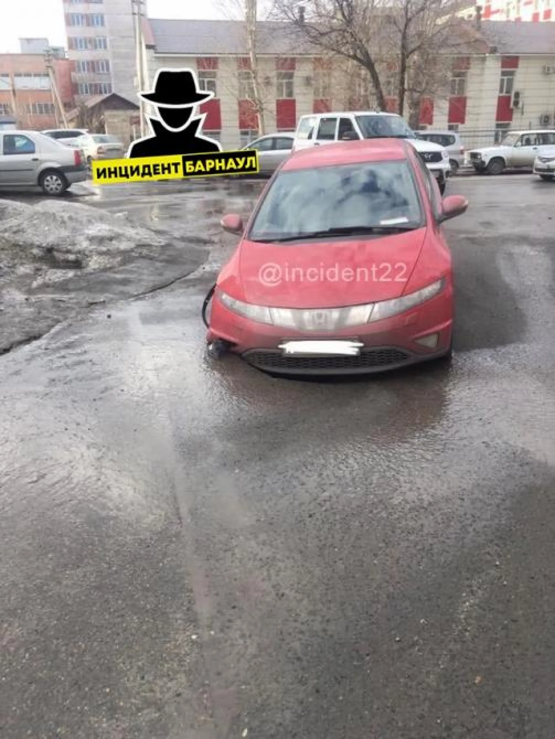 Легковушка провалилась под асфальт в Барнауле
