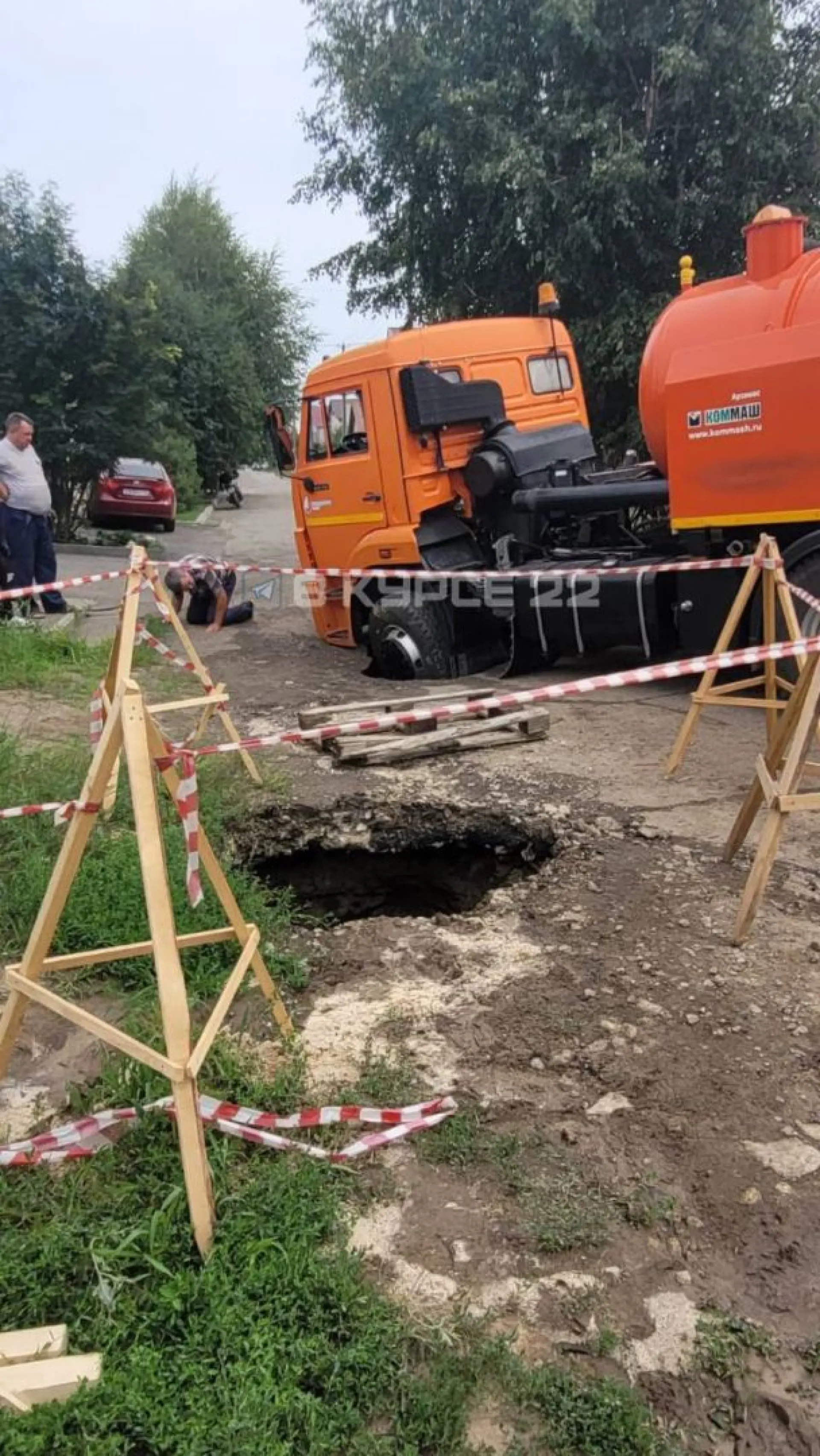 Женщина и автомобили провалились под асфальт в Барнауле Женщина и автомобили провалились под асфальт в Барнауле