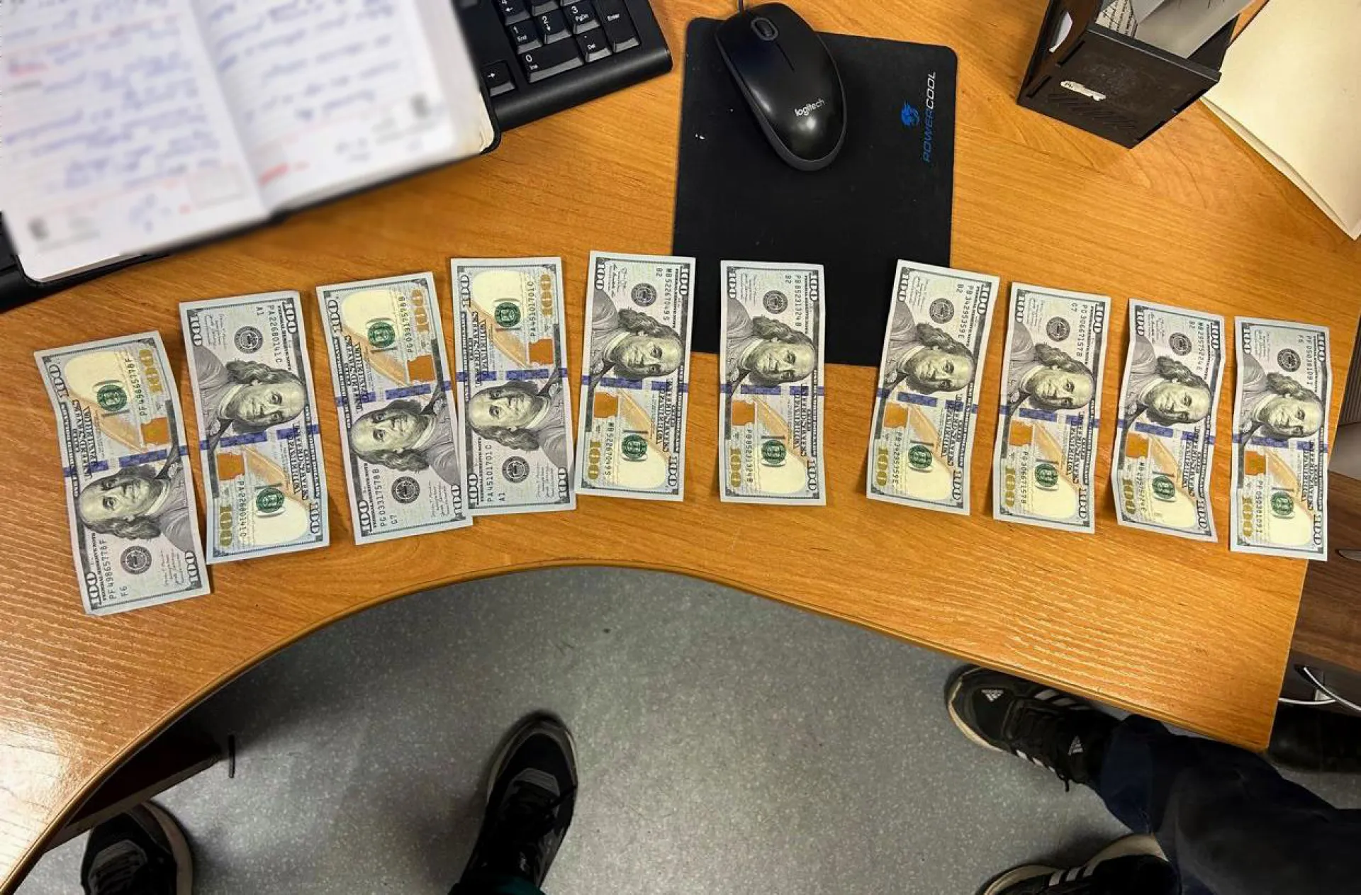 Алтайскому таможеннику пытались предложить взятку в размере 1000 долларов Алтайскому таможеннику пытались предложить взятку в размере 1000 долларов