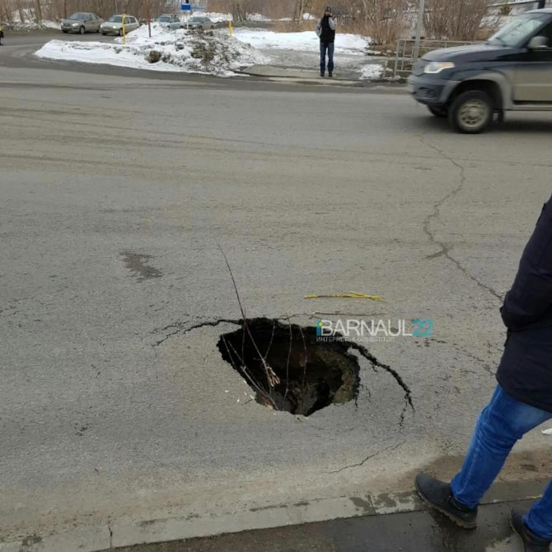Яма образовалась на перекрестке в Барнауле