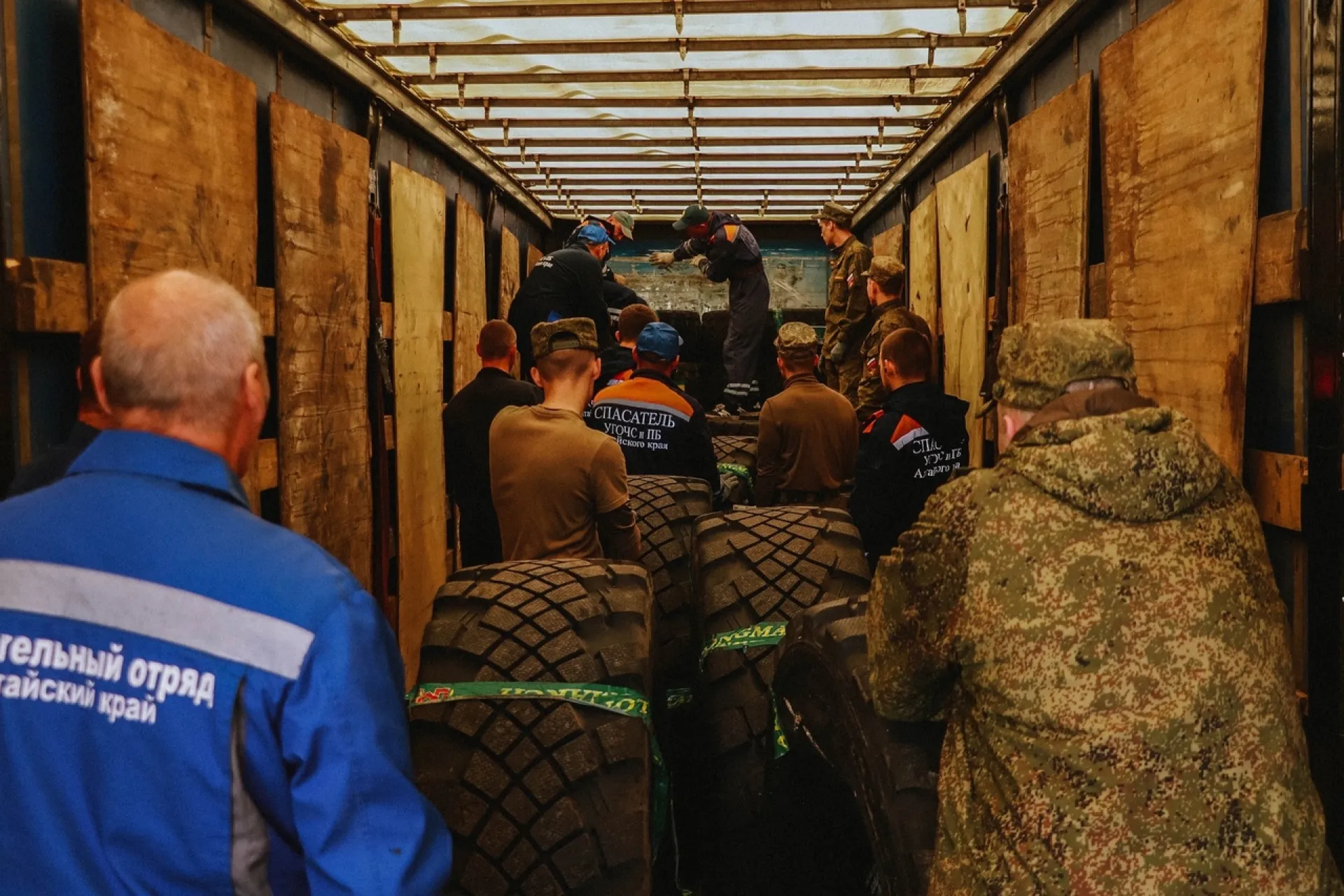 Очередной груз со спецтехникой и оборудованием отправили в зону СВО из Алтайского края Очередной груз со спецтехникой и оборудованием отправили в зону СВО из Алтайского края