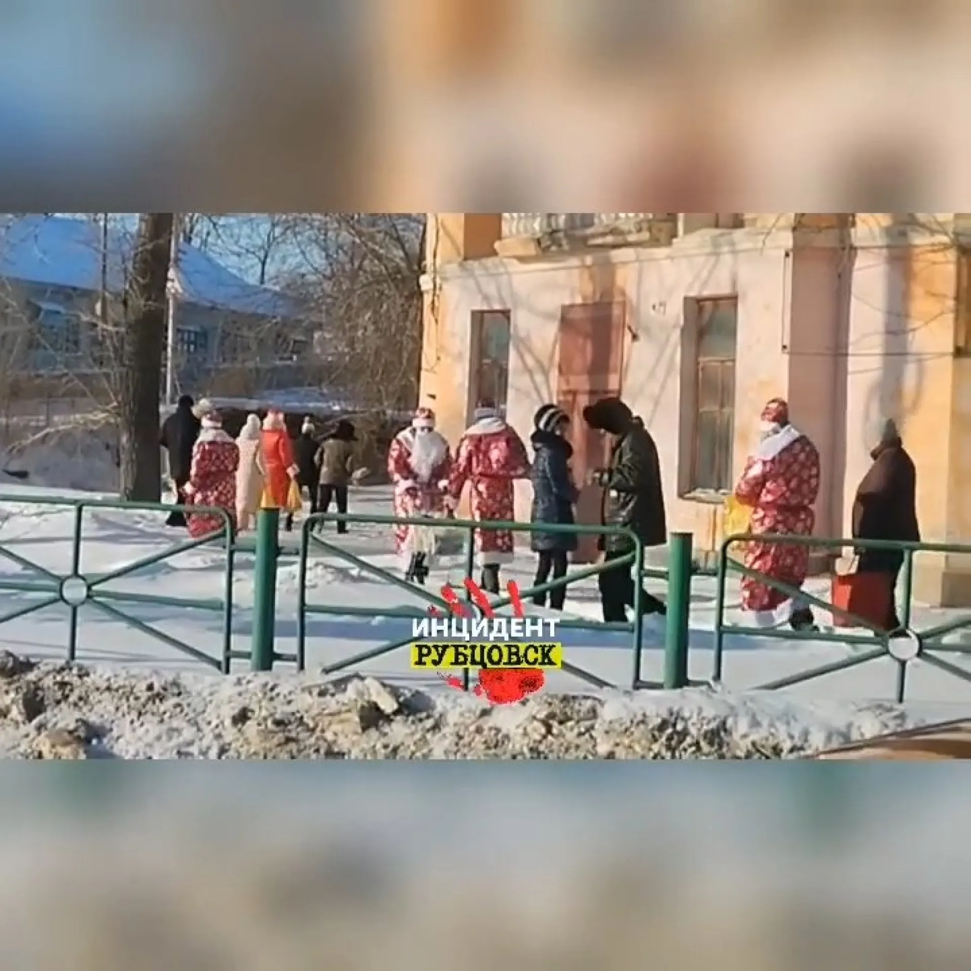 Дед Мороз-бэнд заметили на улицах Рубцовска Дед Мороз-бэнд заметили на улицах Рубцовска