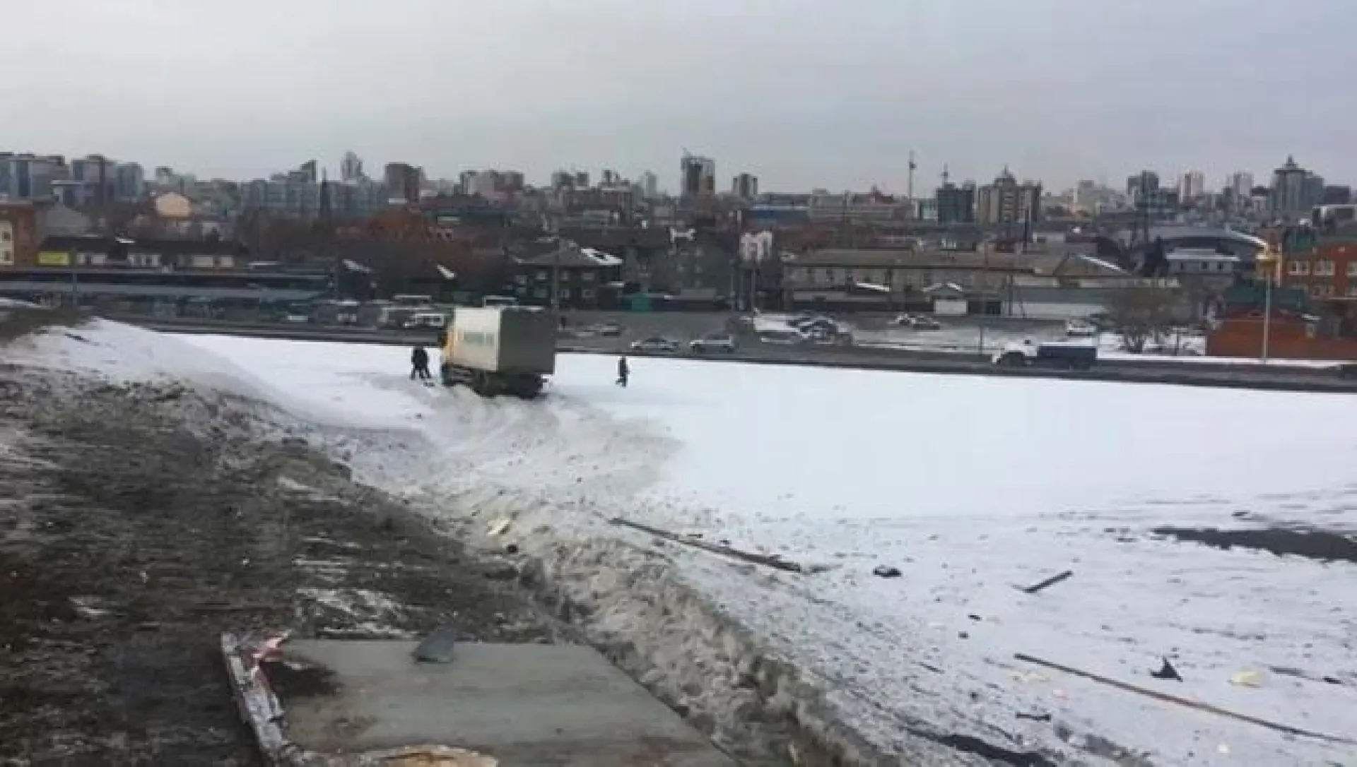 ДТП с участием грузовика произошло в Барнауле