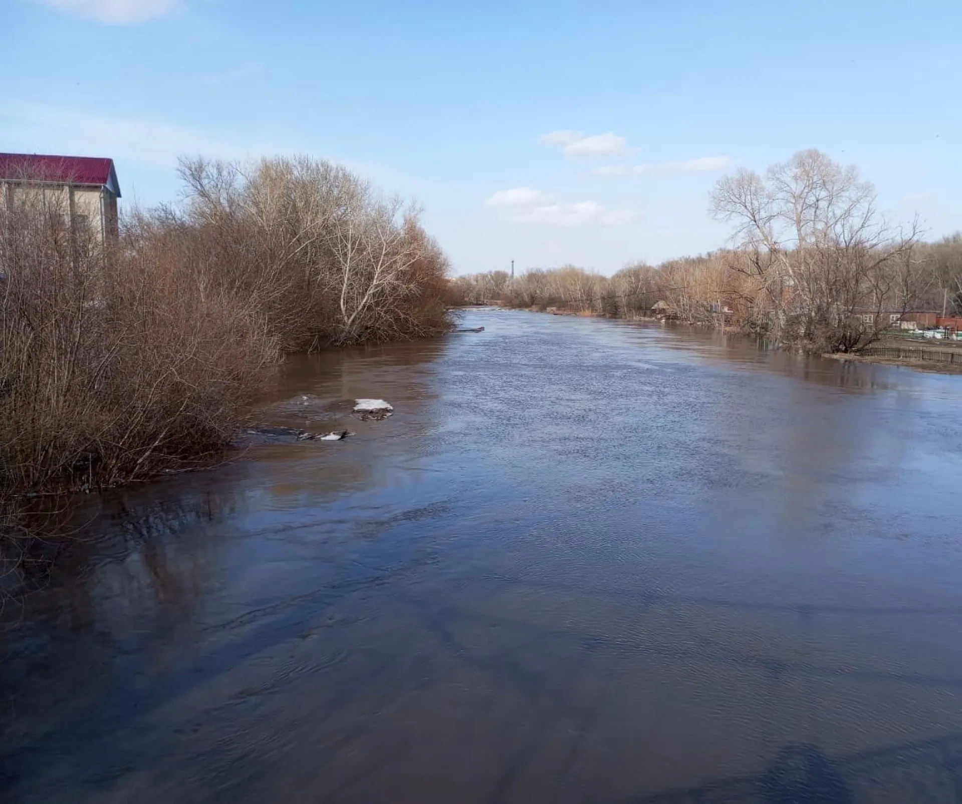 Уровень воды снижается в реке Алей в Рубцовске Уровень воды снижается в реке Алей в Рубцовске