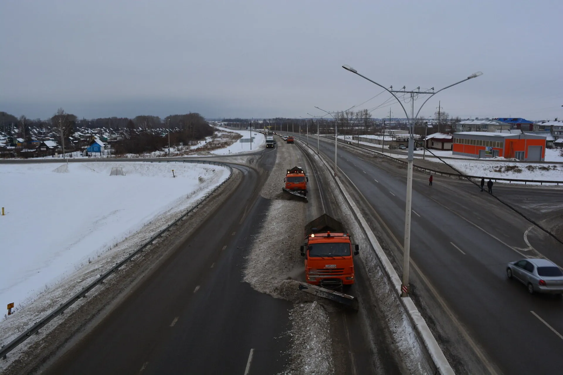 1010 кубометров снега вывезли прошедшей ночью с улиц Барнаула 1010 кубометров снега вывезли прошедшей ночью с улиц Барнаула