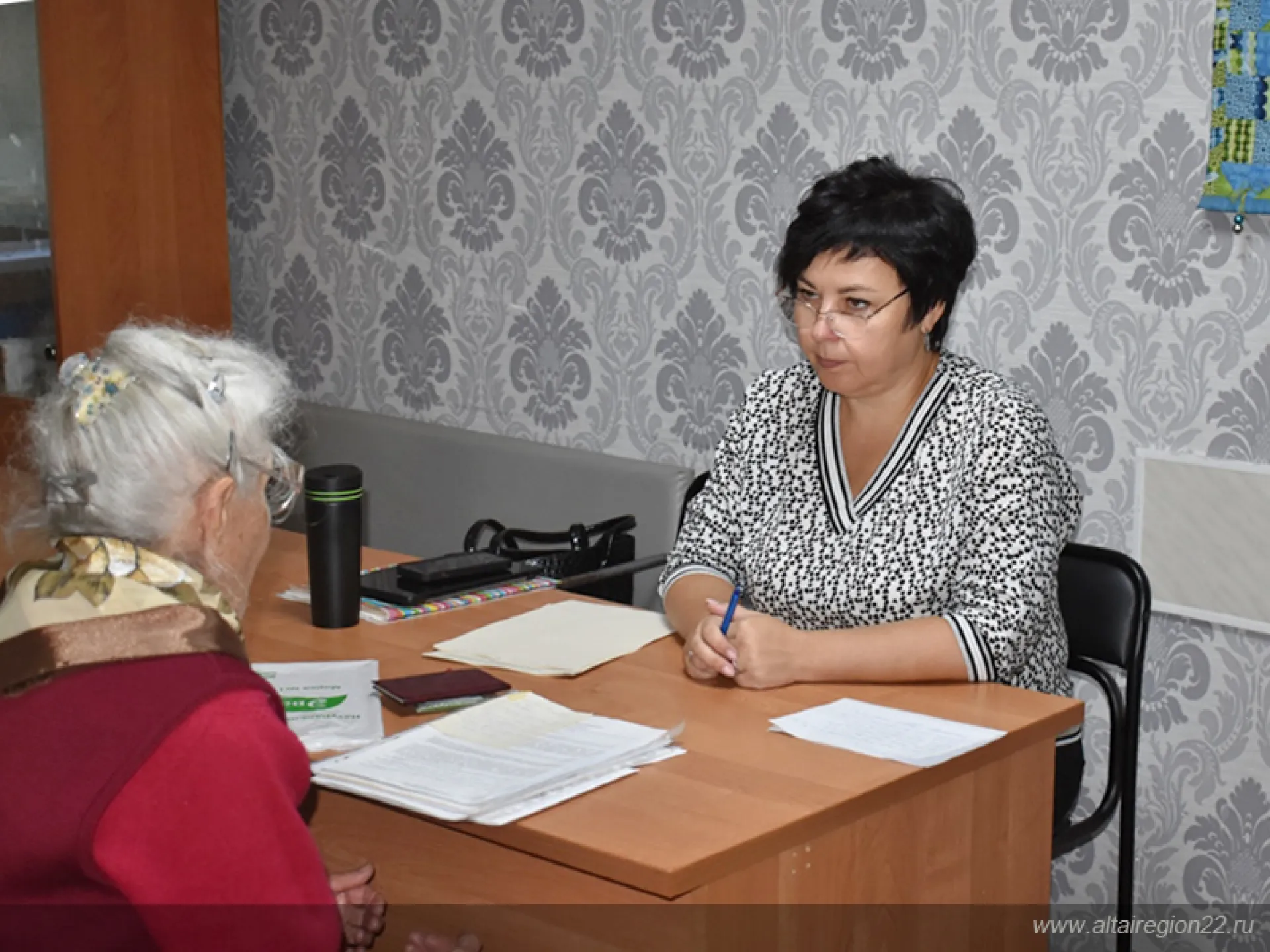 Жители Барнаула получили бесплатную юридическую помощь в рамках месячника пожилого человека Жители Барнаула получили бесплатную юридическую помощь в рамках месячника пожилого человека