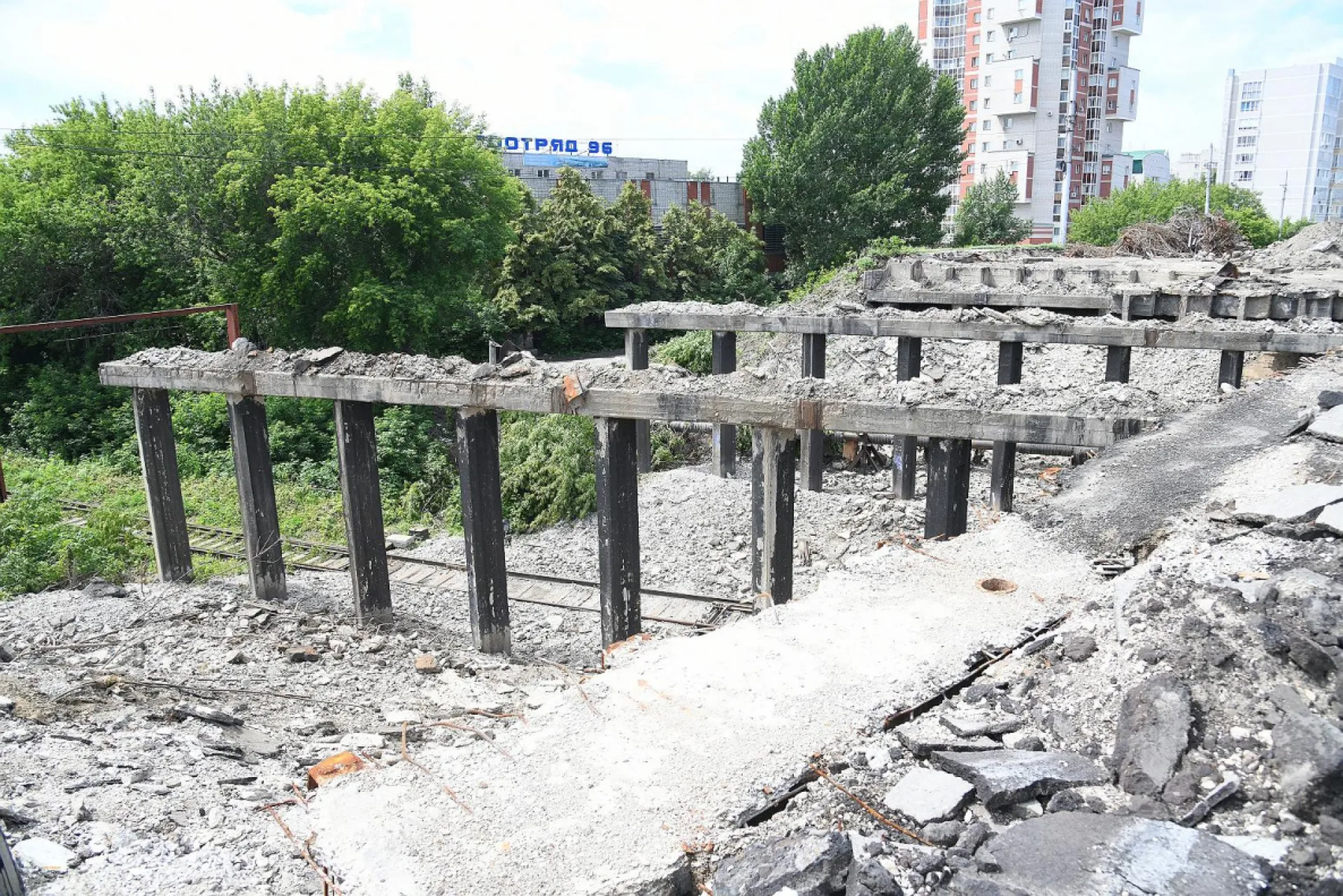 У моста на Новом рынке в Барнауле частично демонтировали несколько опор У моста на Новом рынке в Барнауле частично демонтировали несколько опор