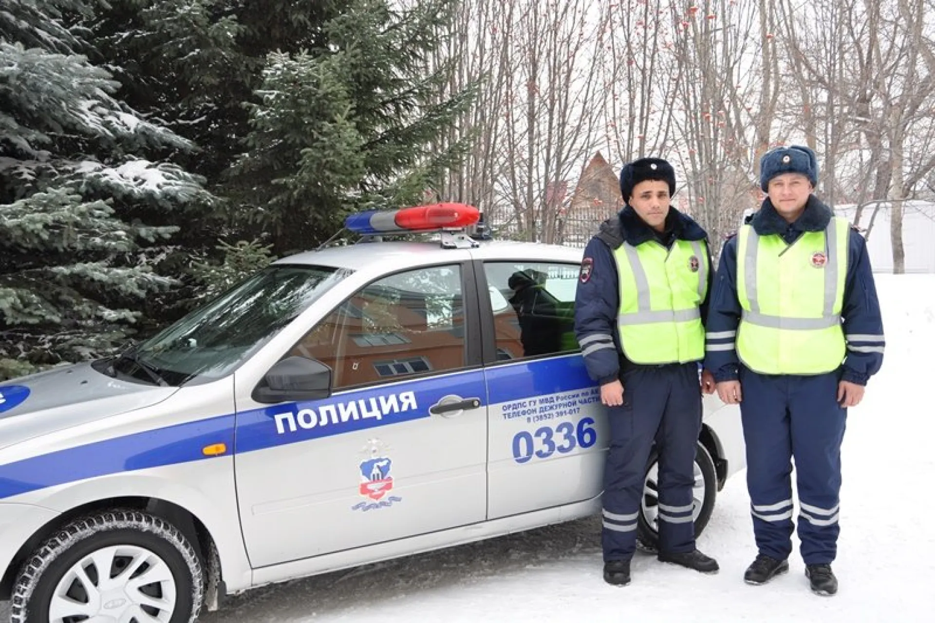 Сотрудники ГИБДД спасли человека на трассе в Алтайском крае Сотрудники ГИБДД спасли человека на трассе в Алтайском крае