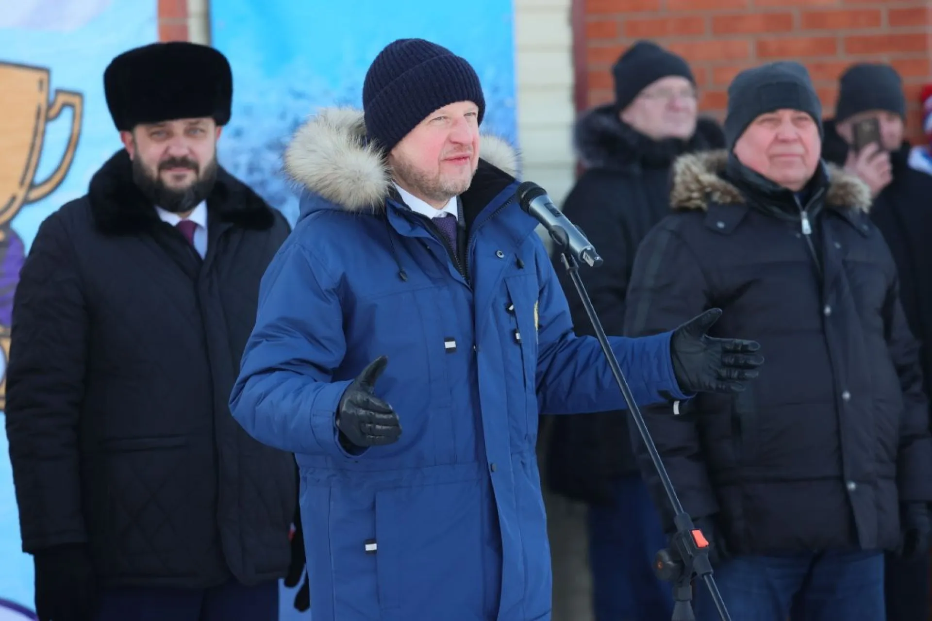 Губернатор Виктор Томенко поздравил семейные команды с победой в зимней олимпиаде сельских спортсменов Алтайского края Губернатор Виктор Томенко поздравил семейные команды с победой в зимней олимпиаде сельских спортсменов Алтайского края