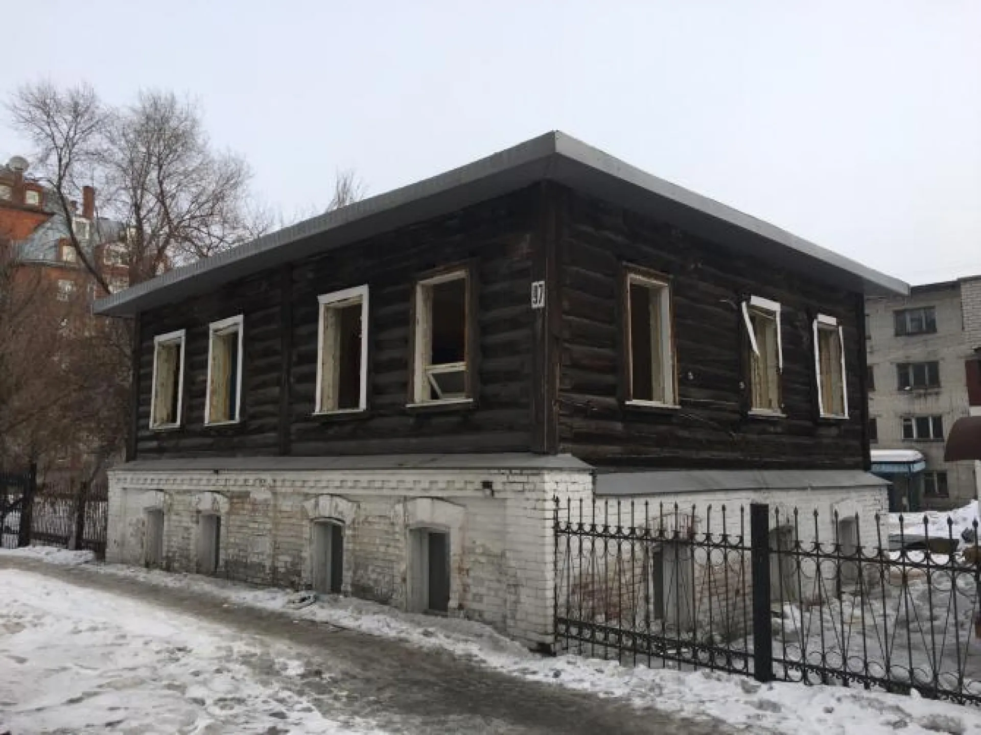 Старинное здание в Барнауле начали сносить Старинное здание в Барнауле начали сносить